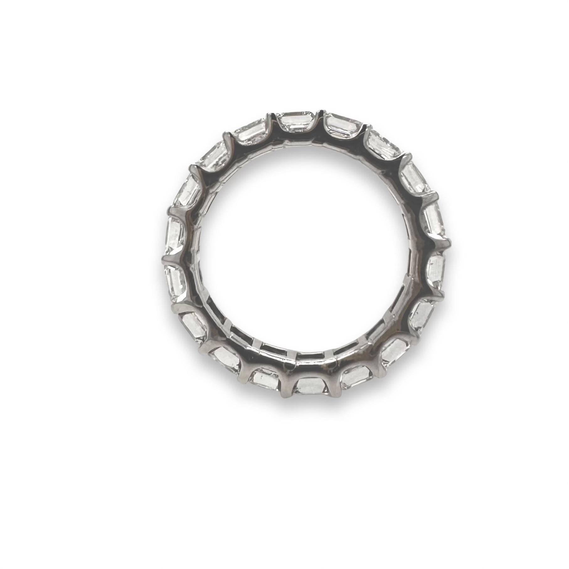 Stile: Fede nuziale a forma di eternità
Metallo: Oro bianco 
Purezza del metallo: 18 carati 
Pietre: Diamanti
Colore del diamante: G
Chiarezza del diamante: VS1
Taglio del diamante: Asscher
Diamanti: 18
Peso totale in carati: 4.32 ct
Misura