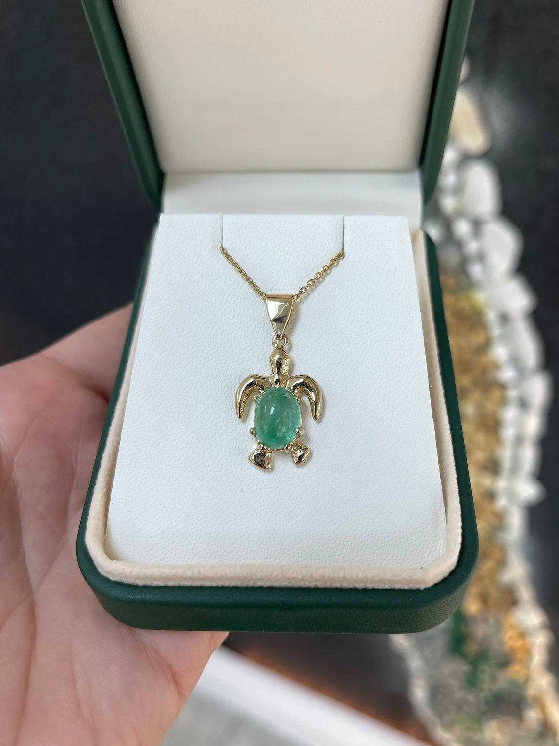 Taille cabochon 4.32ct 14K Vert Oval Cabochon Cut Emerald Custom Gold Sea Turtle Pendentif en vente