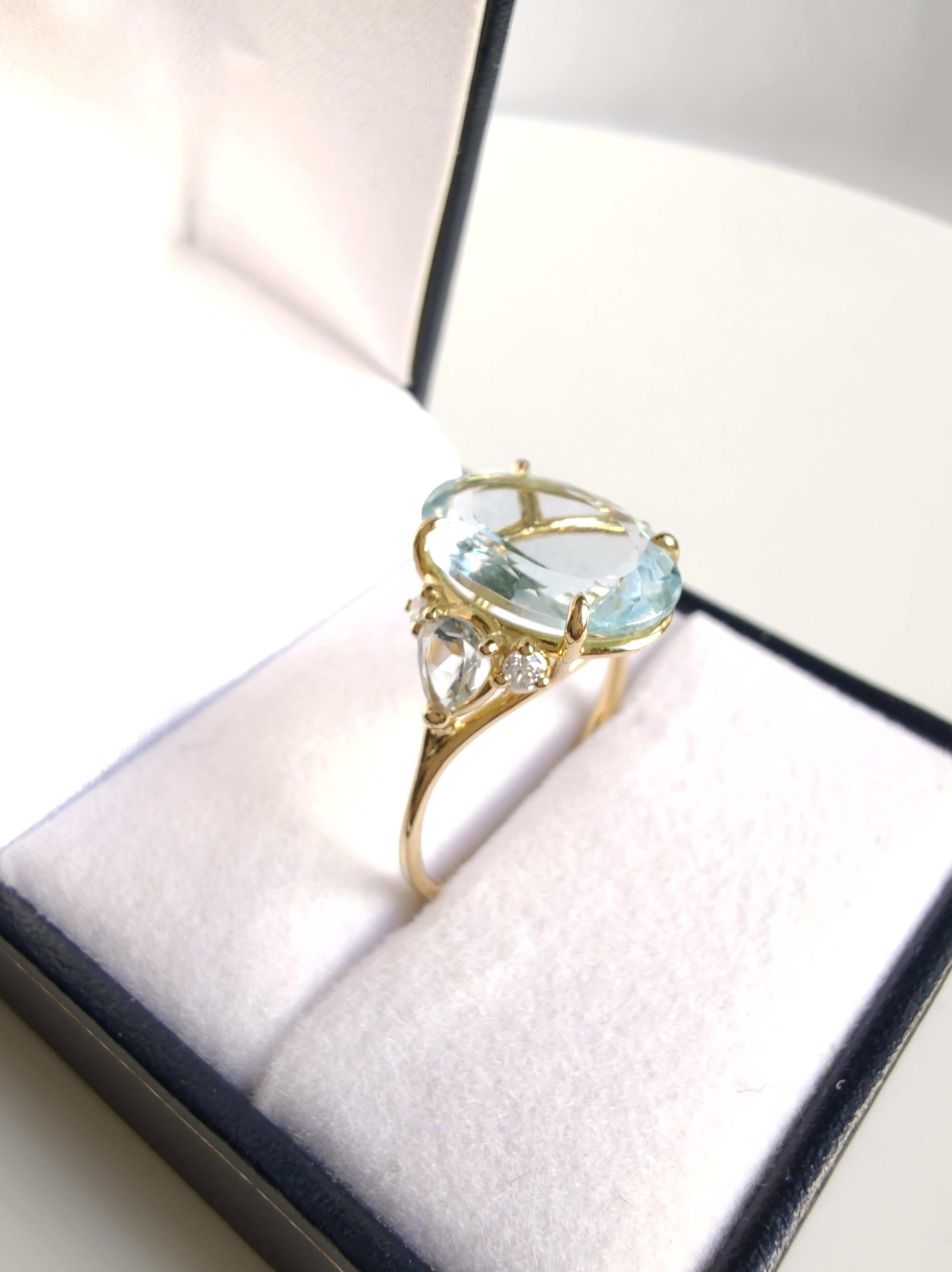 Bague en or 14K avec aigue-marine naturelle de 4,32ct et diamant - Design/One contemporain

Cette étonnante bague de cocktail contemporaine est fabriquée en or massif 14 carats et présente un arrangement captivant de pierres précieuses aigue-marine