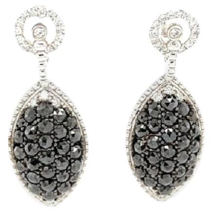 Pendientes de Oro Blanco con Diamante Negro y Diamante Blanco de 4,33 Quilates

Estos impresionantes pendientes tienen diamantes negros talla rosa naturales que pesan 3,75 quilates y diamantes redondos naturales que pesan 0,58 quilates. La claridad