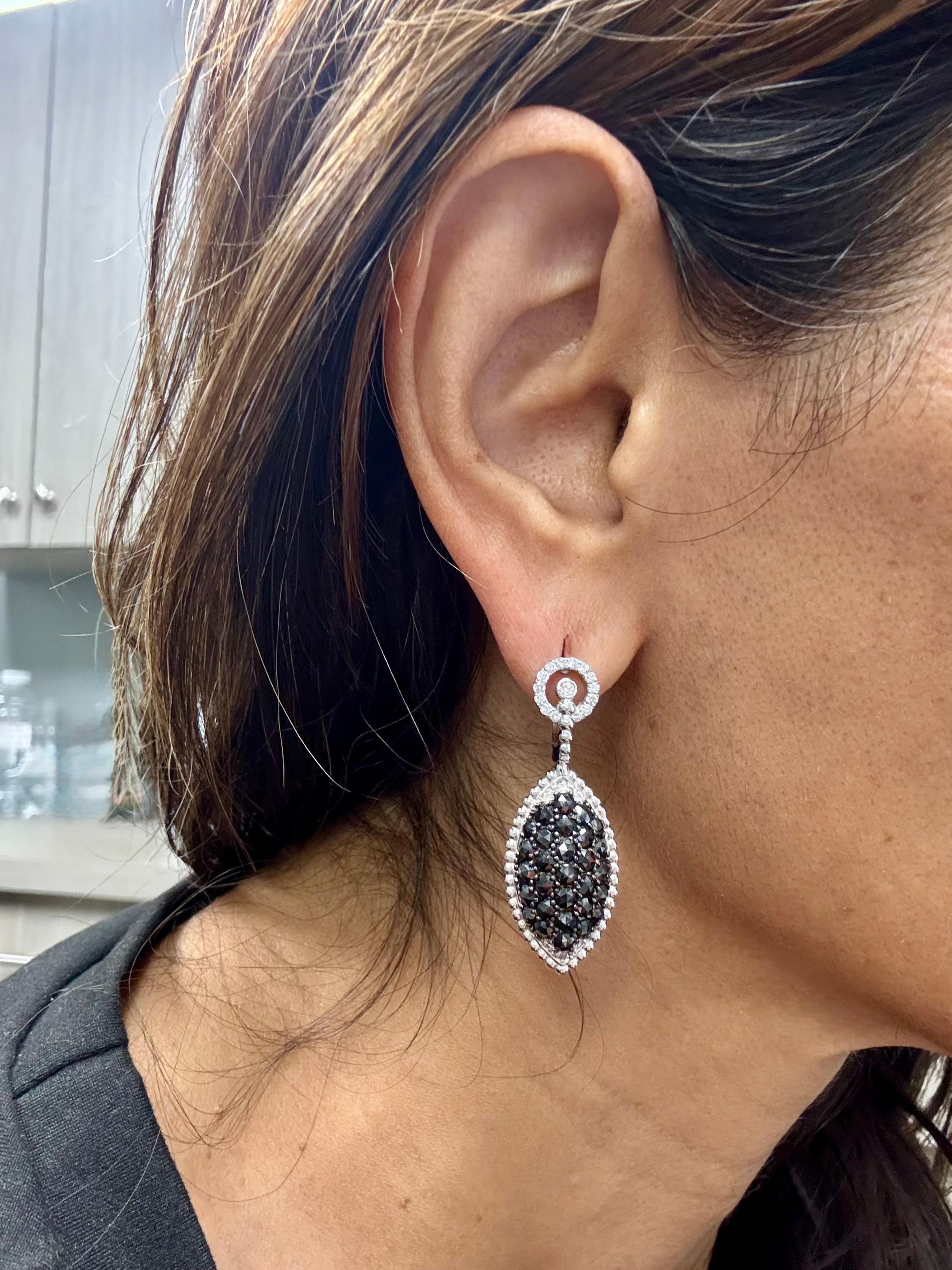 Pendientes de Oro Blanco con Diamante Negro y Diamante Blanco de 4,33 Quilates en Nuevo estado para la venta en Los Angeles, CA