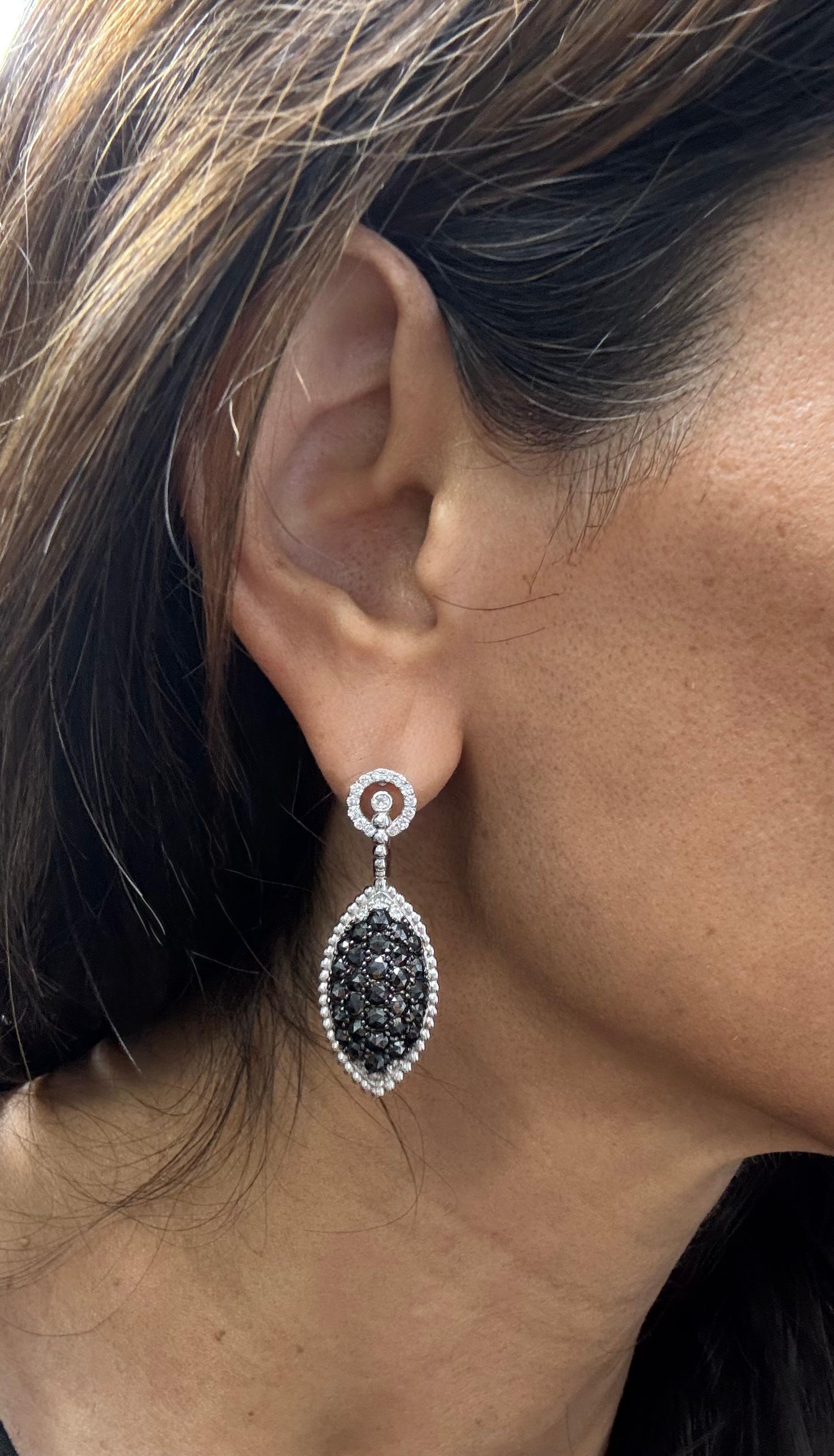 De las mujeres Pendientes de Oro Blanco con Diamante Negro y Diamante Blanco de 4,33 Quilates en venta