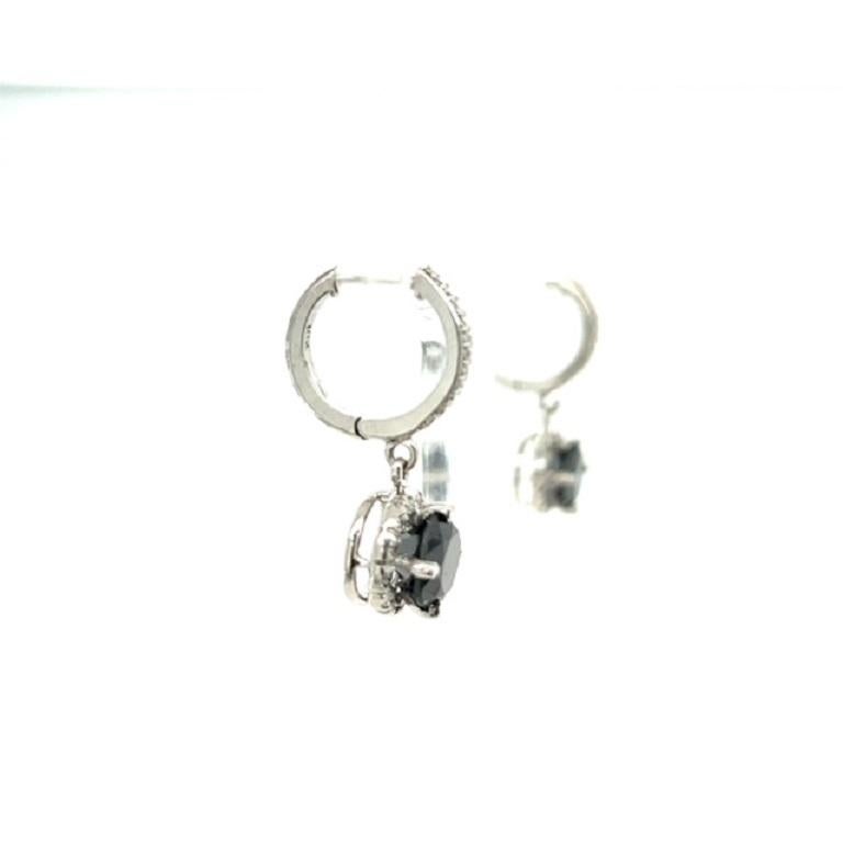 Diese Ohrringe haben natürliche schwarze Diamanten im Rundschliff mit einem Gewicht von 4,03 Karat und natürliche weiße Diamanten im Rundschliff mit einem Gewicht von 0,30 Karat. Das Gesamtkaratgewicht der Ohrringe beträgt 4.33 Karat. Die Reinheit
