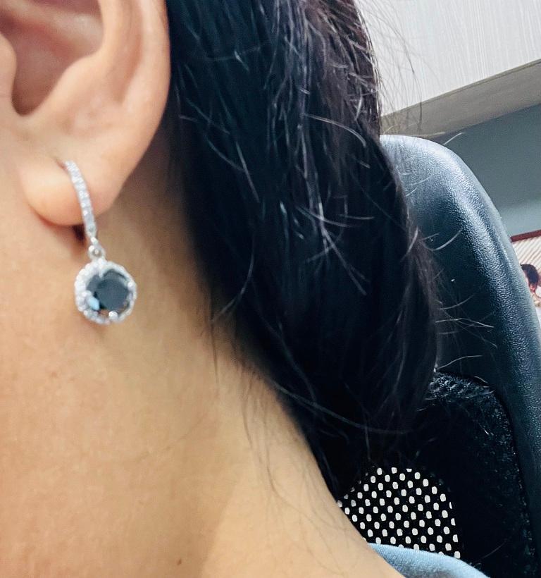 Taglio rotondo Orecchini pendenti in oro bianco con diamante nero da 4.33 carati in vendita