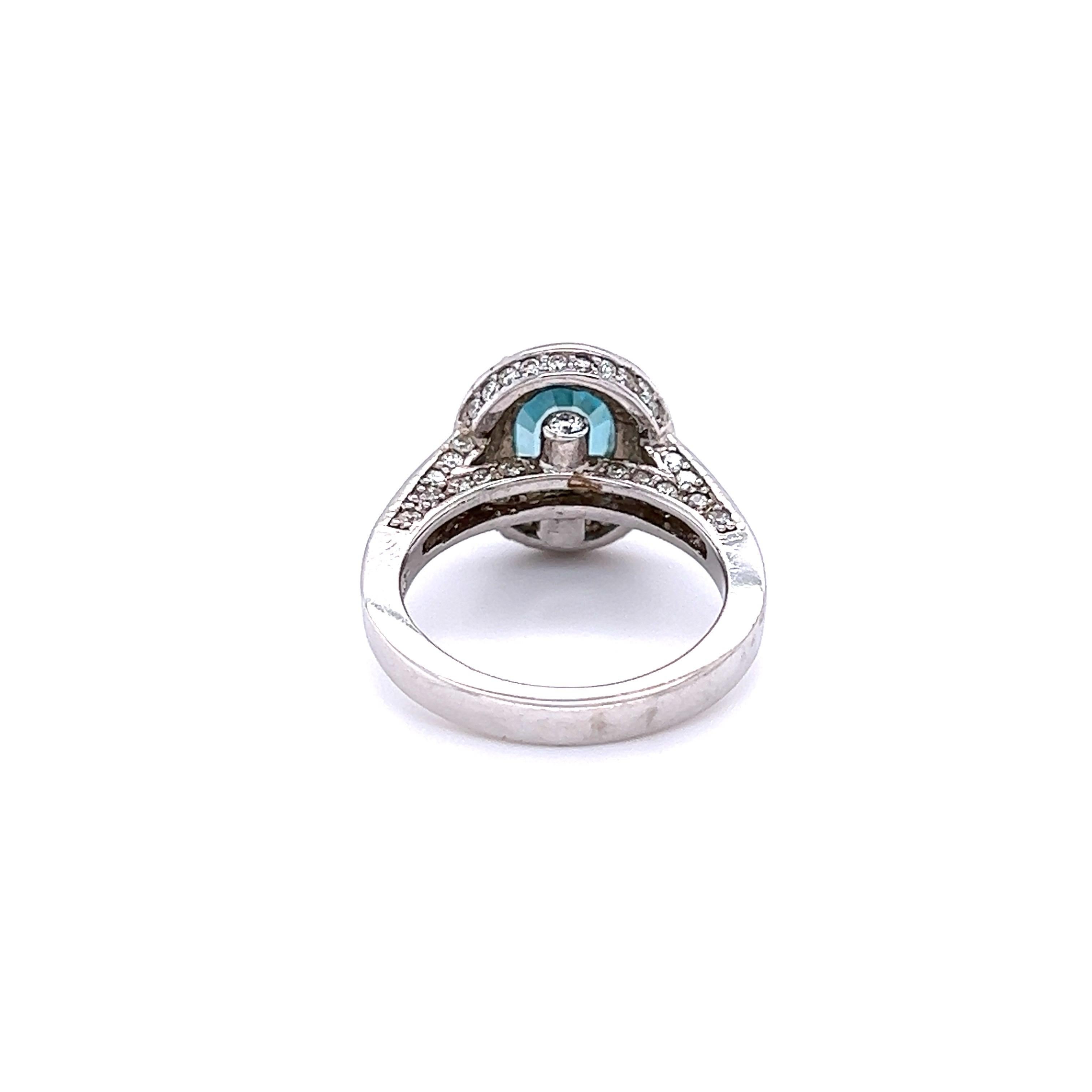 Taille ovale Bague en or blanc avec zircon bleu de 4.33 carats et diamants en vente