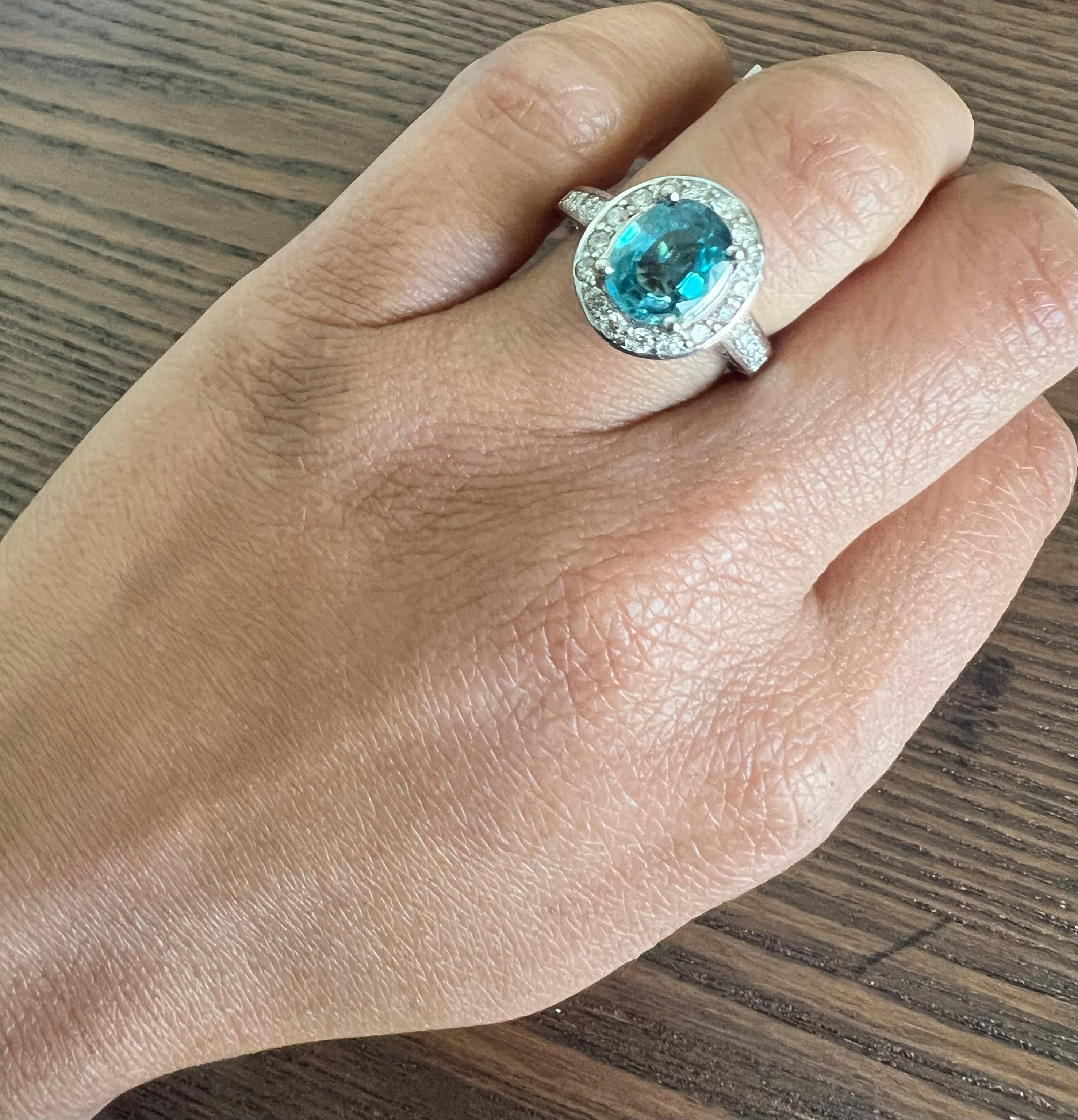 Bague en or blanc avec zircon bleu de 4.33 carats et diamants Pour femmes en vente