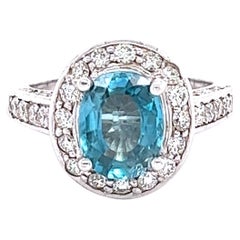 Bague en or blanc avec zircon bleu de 4.33 carats et diamants