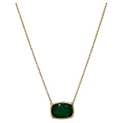 Collar con colgante de esmeralda de 4,33 quilates en talla cojín «East West», en oro amarillo de 18 quilates