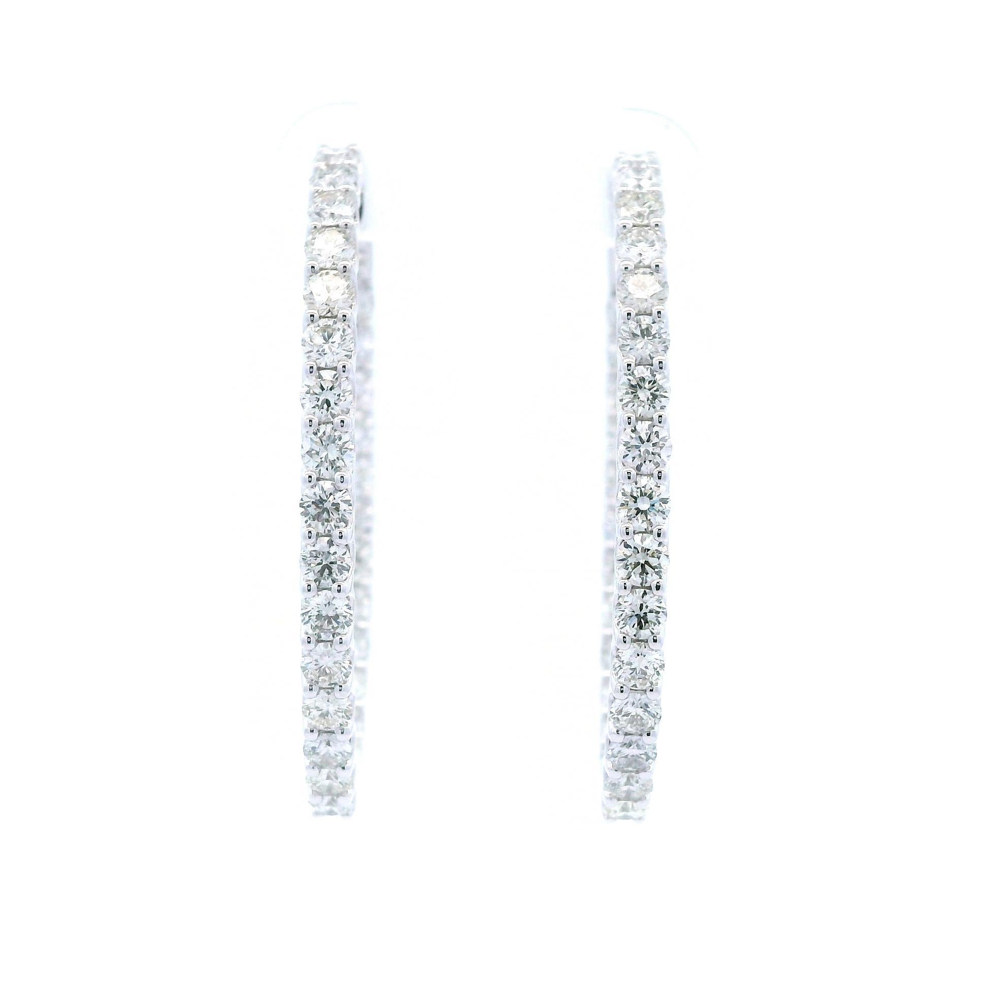 Classici orecchini a cerchio con diamanti tondi naturali.
56 diamanti tondi brillanti, per un totale di 4,33 carati. Colore I e purezza VS1. Oro bianco 14 carati incastonato a quattro punte, 10,09 grammi.
Su richiesta, una volta acquistato, verrà