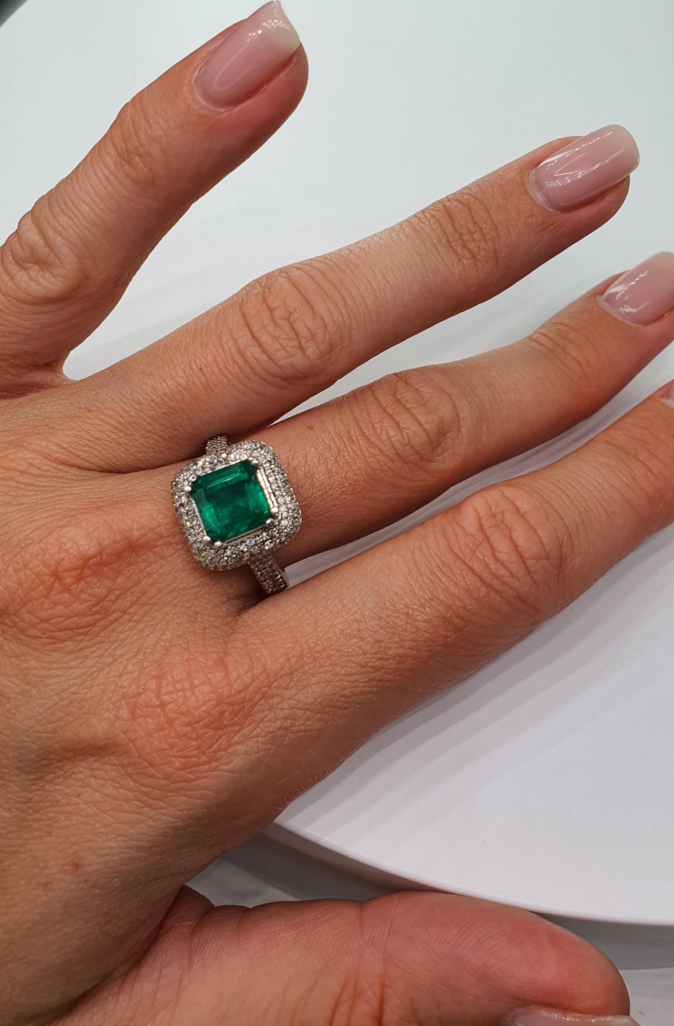 4.33 Carat Natural Emerald Diamond 18 Karat White Gold Ring In Excellent Condition For Sale In Montreux, VD