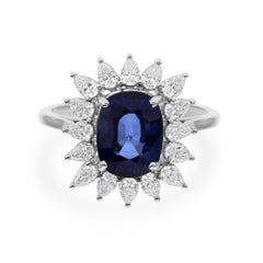 Anello di fidanzamento con diamante aureolato con zaffiro blu da 4,33 carati Cocktail in oro bianco 18 carati