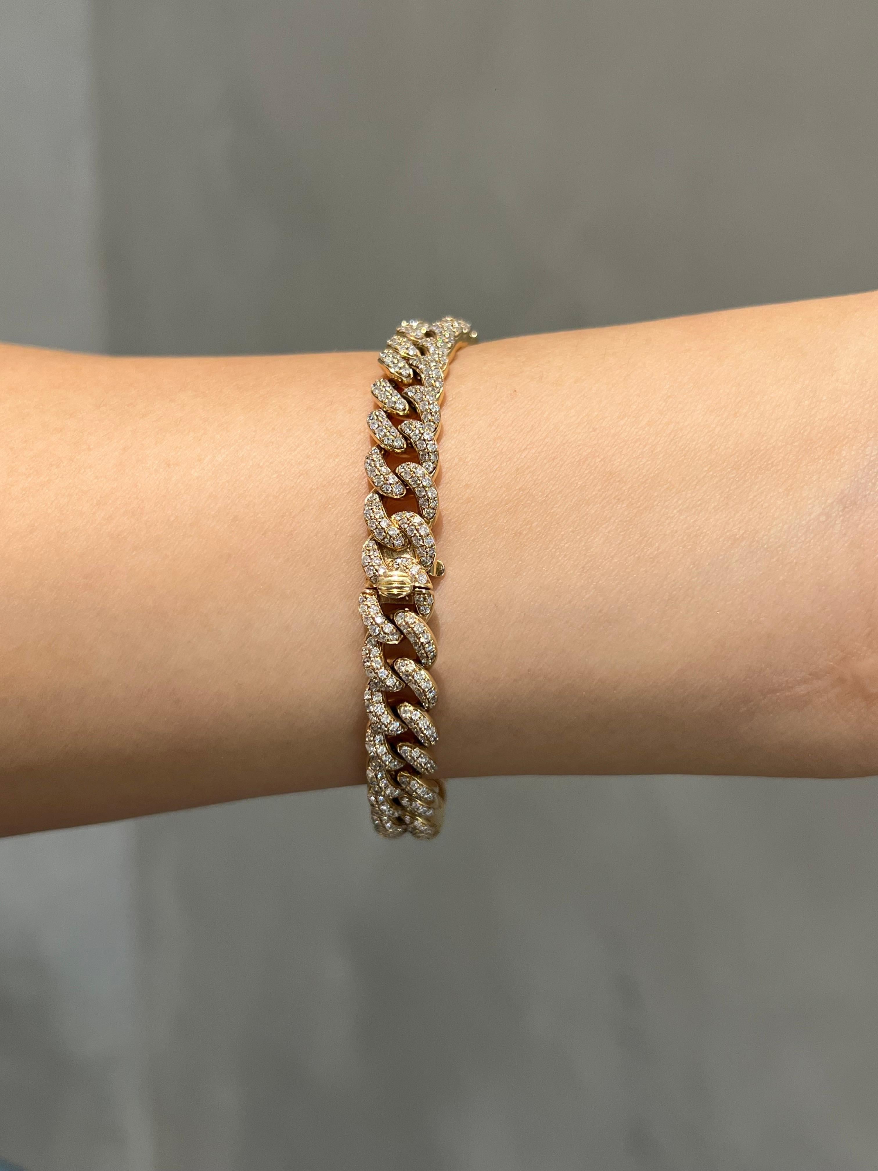 Taille ronde Bracelet à maillons cubains en or jaune 14 carats avec diamants écaillés, poids total de 4,33 carats en vente