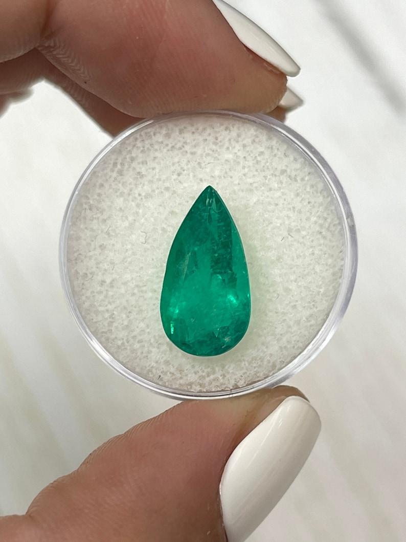 A. Stone: Smeraldo
Peso: 4,34 carati
Forma: Taglio a pera
Chiarezza: Trasparente
Lucentezza: Molto buono
Colore: Verde medio ricco
Misure: 16,04 mm x 8,63 mm x 5,99 mm
Origine geografica: Colombia
Trattamento: Naturale, oliatura

Commenti: A causa