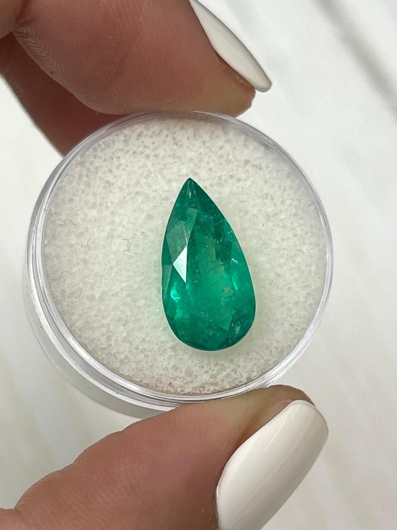 Moderno 4,34 Carati 16x9 Smeraldo Colombiano Verde Ricco - Pietra di Maggio a goccia con taglio a pera in vendita