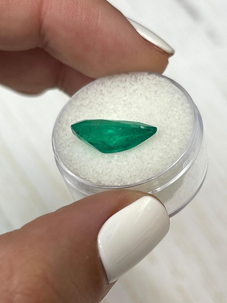 Donna 4,34 Carati 16x9 Smeraldo Colombiano Verde Ricco - Pietra di Maggio a goccia con taglio a pera in vendita