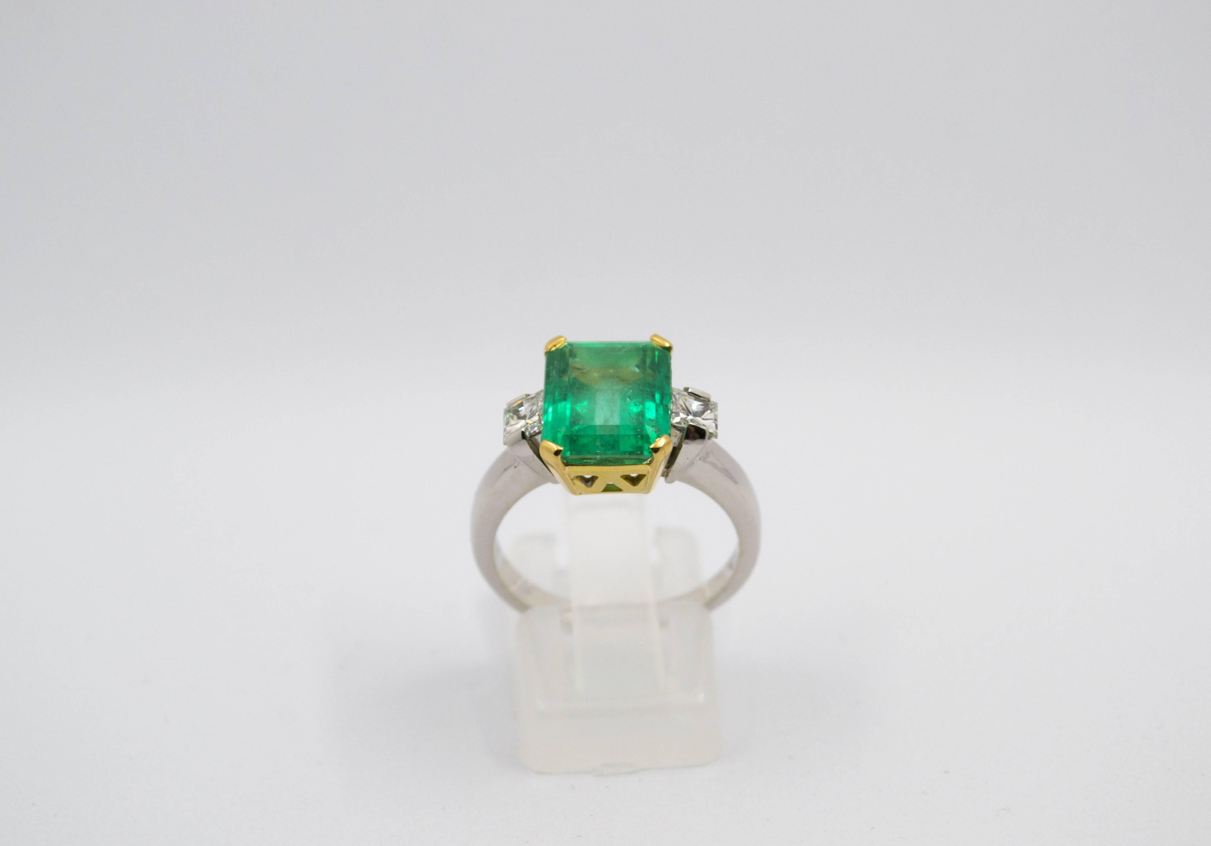 4.34 Carat Emerald 0.44 Carat Diamond White Gold Ring In New Condition In Naples, IT