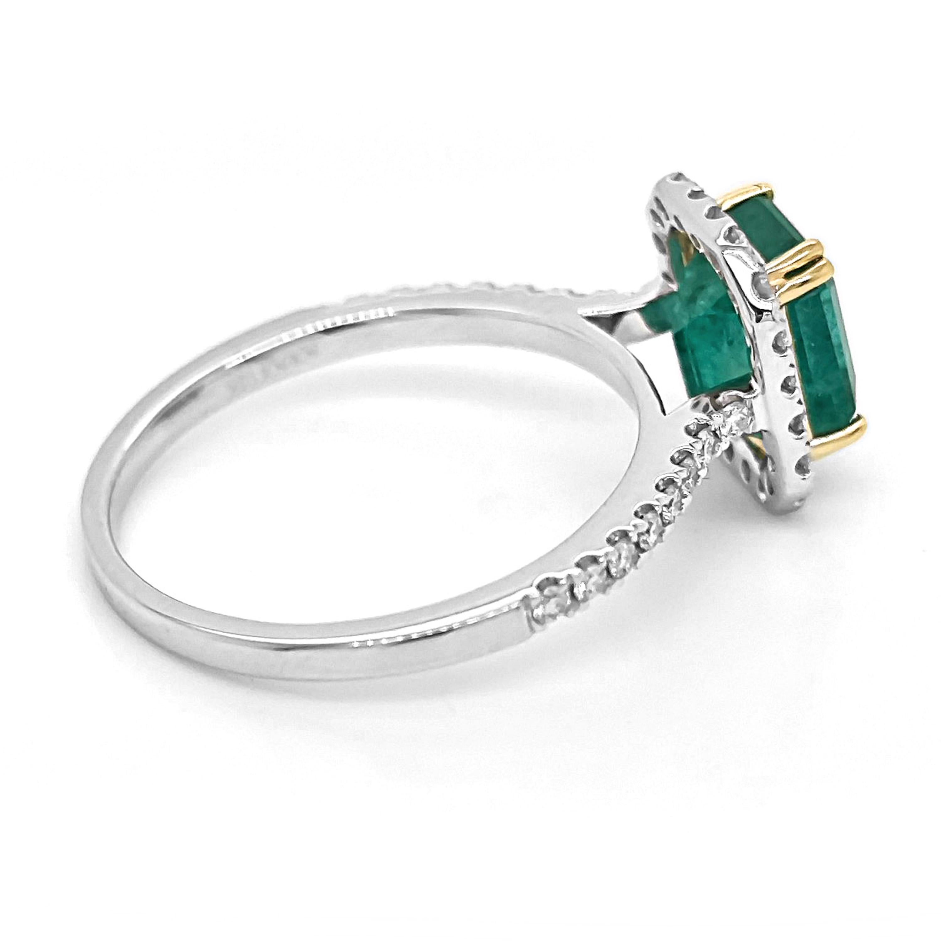 1 gemma di smeraldo: 1,83 carati
36 diamanti tondi bianchi: 0,33 Carati
Metallo: Oro bianco 18 carati, 2.50 grammi
