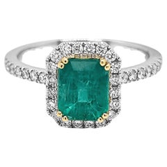 Anillo de oro blanco con esmeralda y diamantes de 4,34 quilates