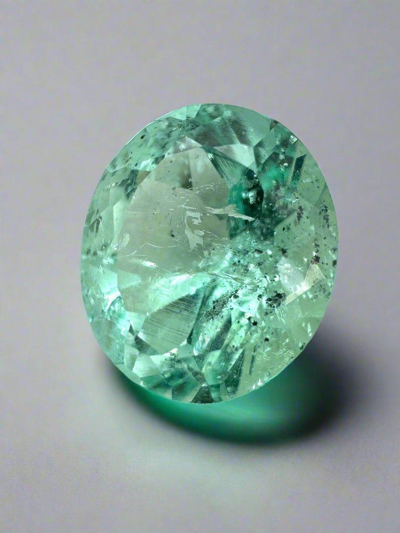A. Stone: Smeraldo
Peso: 4,35 carati
Forma: Taglio ovale
Chiarezza: Trasparente
Lucentezza: Eccellente-Molto buona
Colore: Verde chiaro
Misure: 11,44 mm x 10,03 mm x 7,46 mm
Origine geografica: Colombia
Trattamento: Naturale, oliatura

Commenti: A