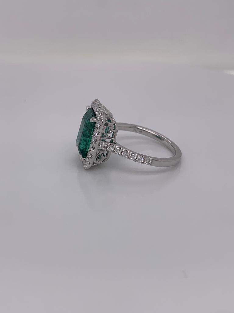 4.35 Carat Emerald Cut Emerald & Diamond Ring in 18 Karat White Gold In New Condition For Sale In Great Neck, NY