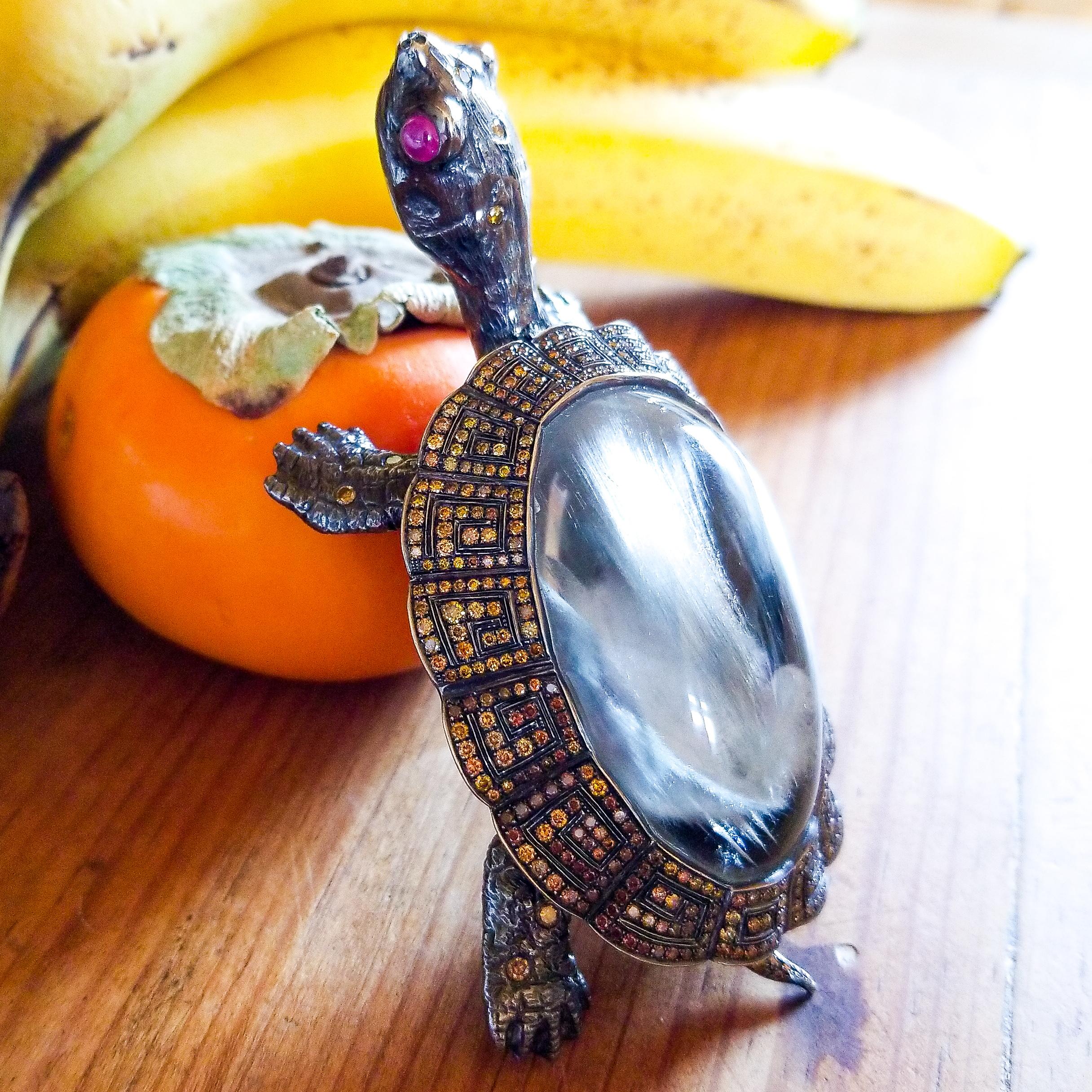 Figurita de tortuga dorada de tamaño natural de 4,35 quilates de diamante de fantasía macizo de 18 quilates en venta 4