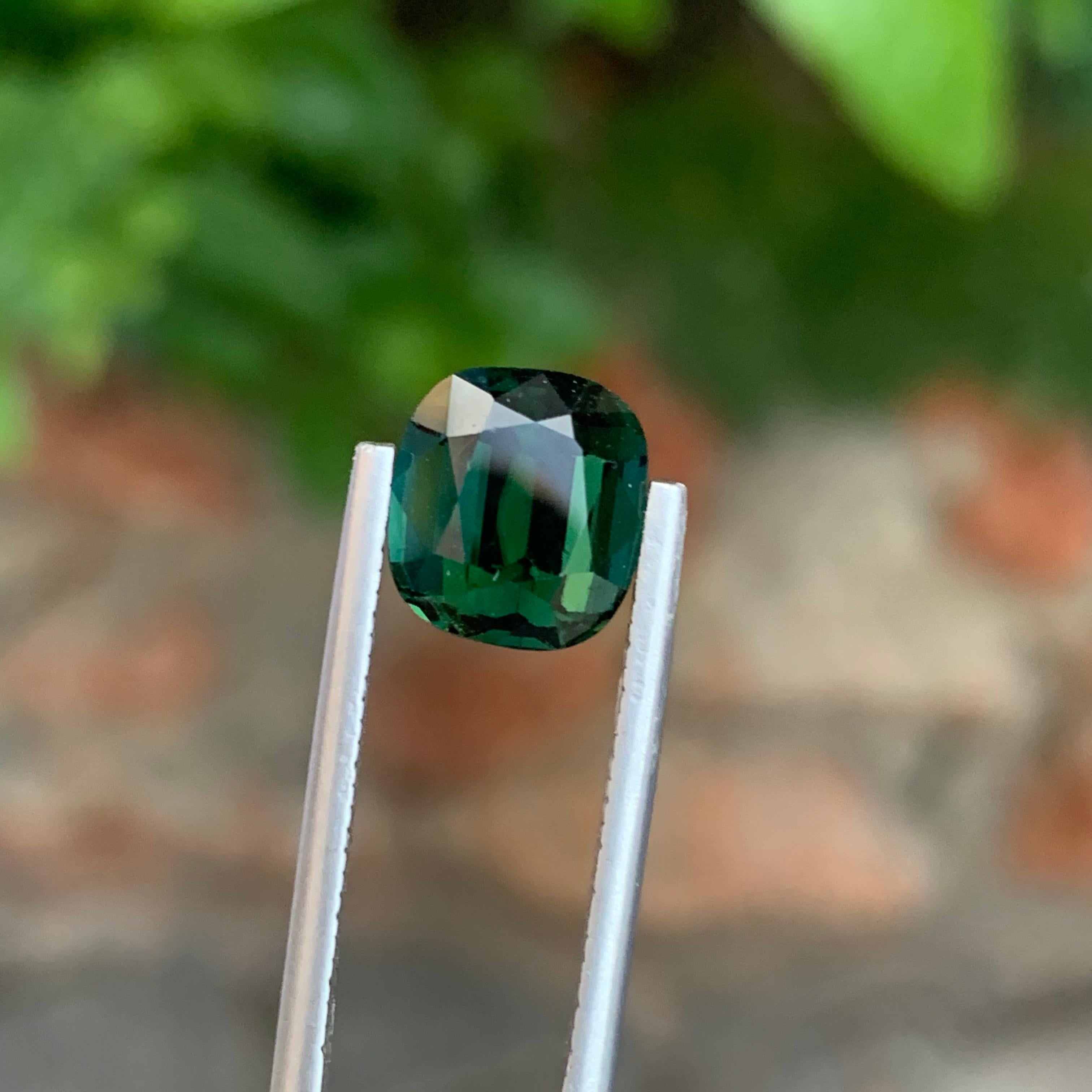 Taille coussin Tourmaline verte foncée naturelle non sertie de 4,35 carats en forme de coussin pour bijoux en vente