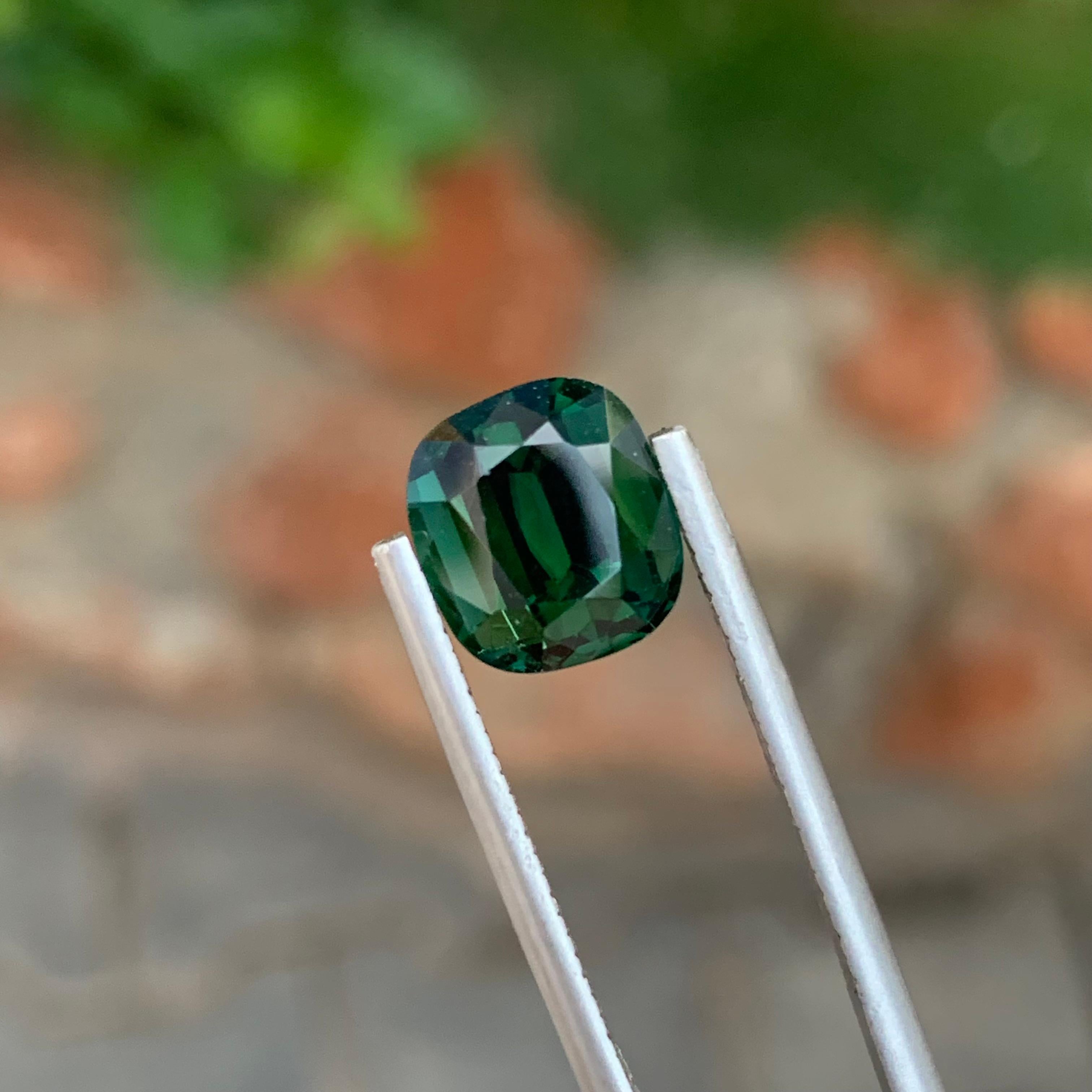 Tourmaline verte foncée naturelle non sertie de 4,35 carats en forme de coussin pour bijoux Unisexe en vente
