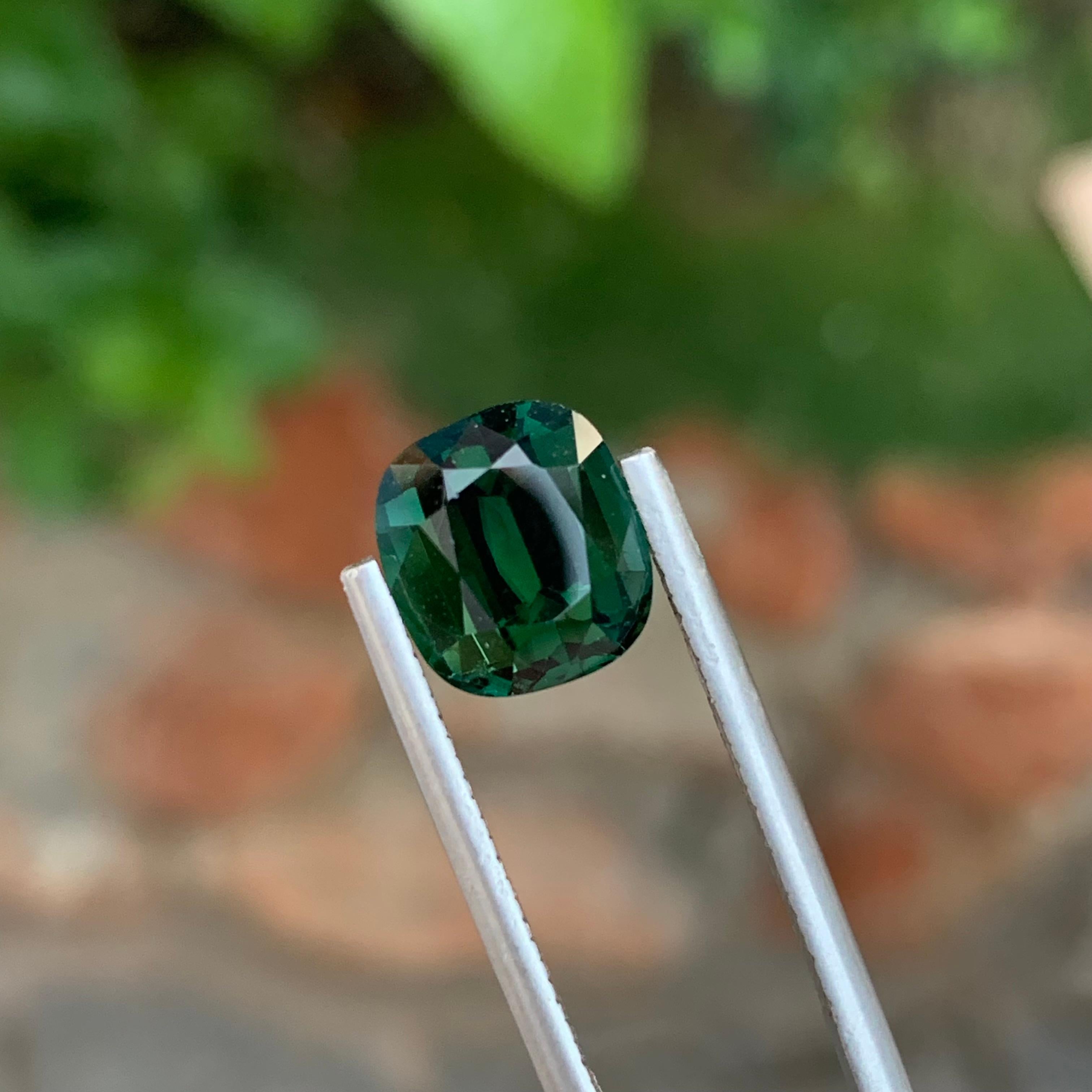 Tourmaline verte foncée naturelle non sertie de 4,35 carats en forme de coussin pour bijoux en vente 1