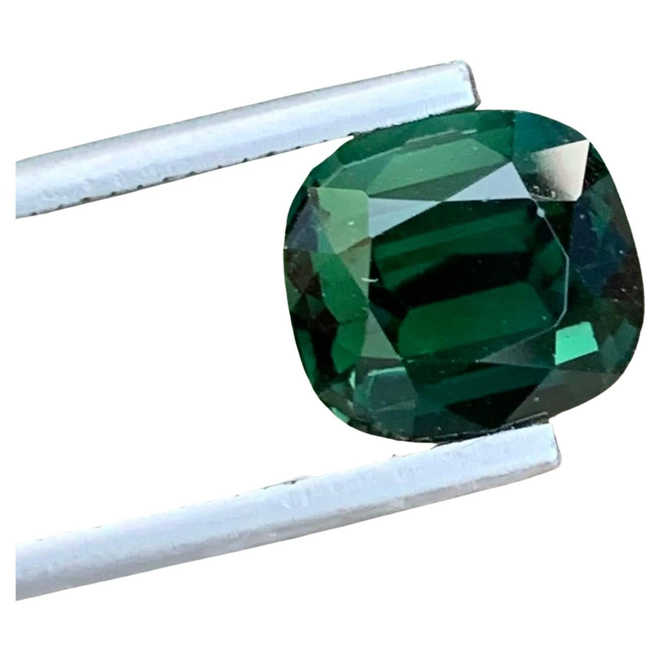 4,35 quilates de turmalina verde oscura natural suelta en forma de cojín para joyería