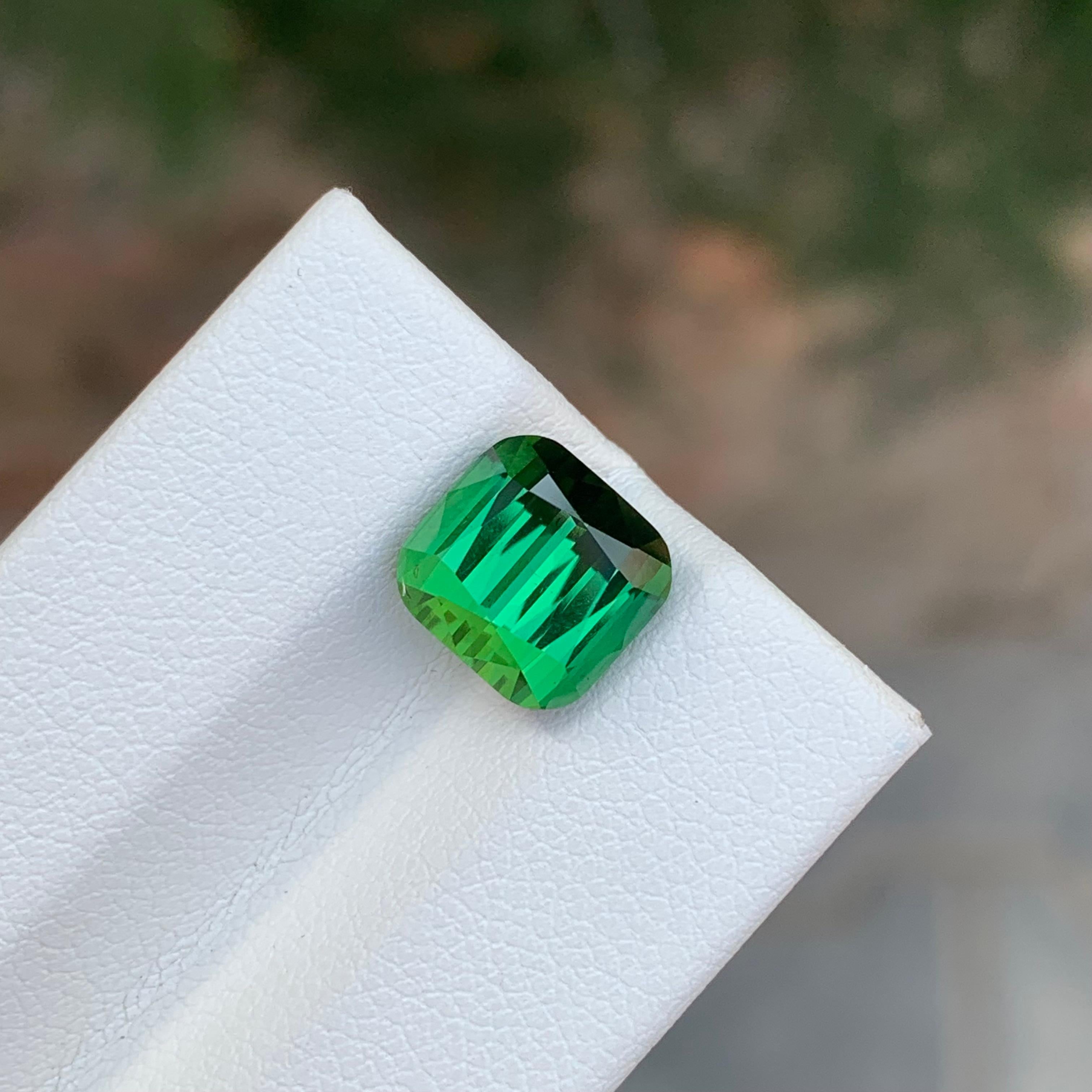 Gema natural suelta de turmalina verde de 4.35 quilates en forma de cojín Artes y manualidades en venta