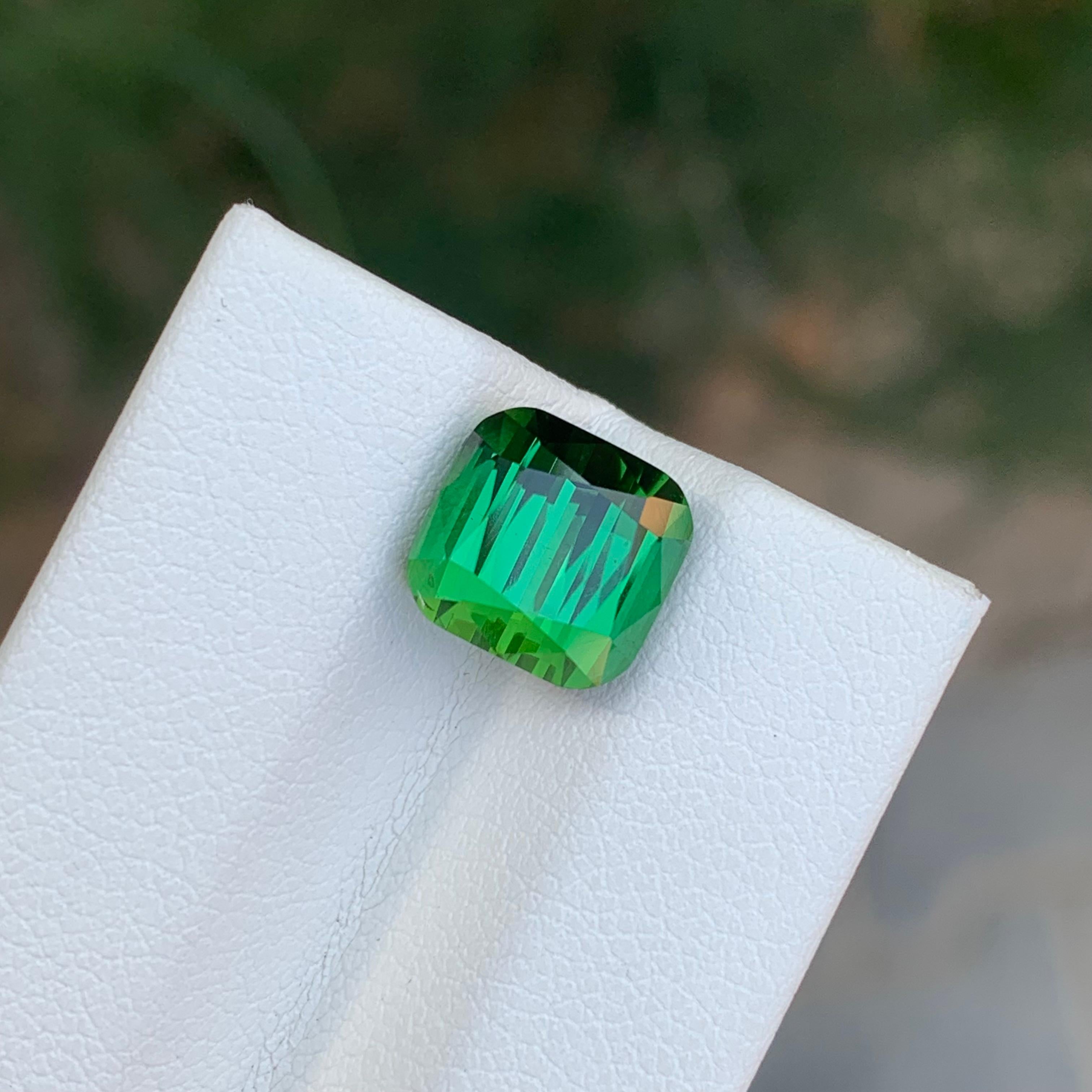 Gema natural suelta de turmalina verde de 4.35 quilates en forma de cojín en venta 1