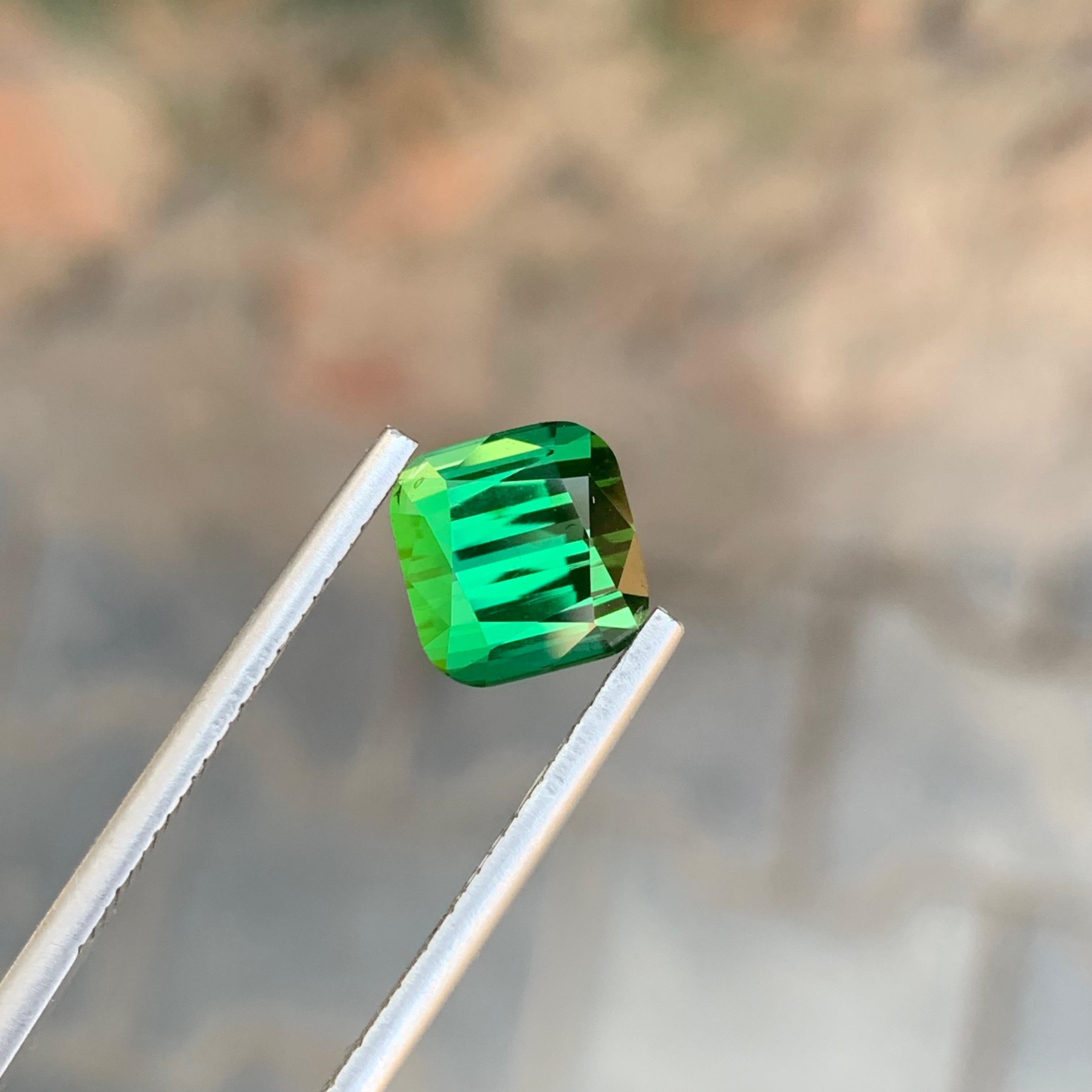Gema natural suelta de turmalina verde de 4.35 quilates en forma de cojín en venta 2