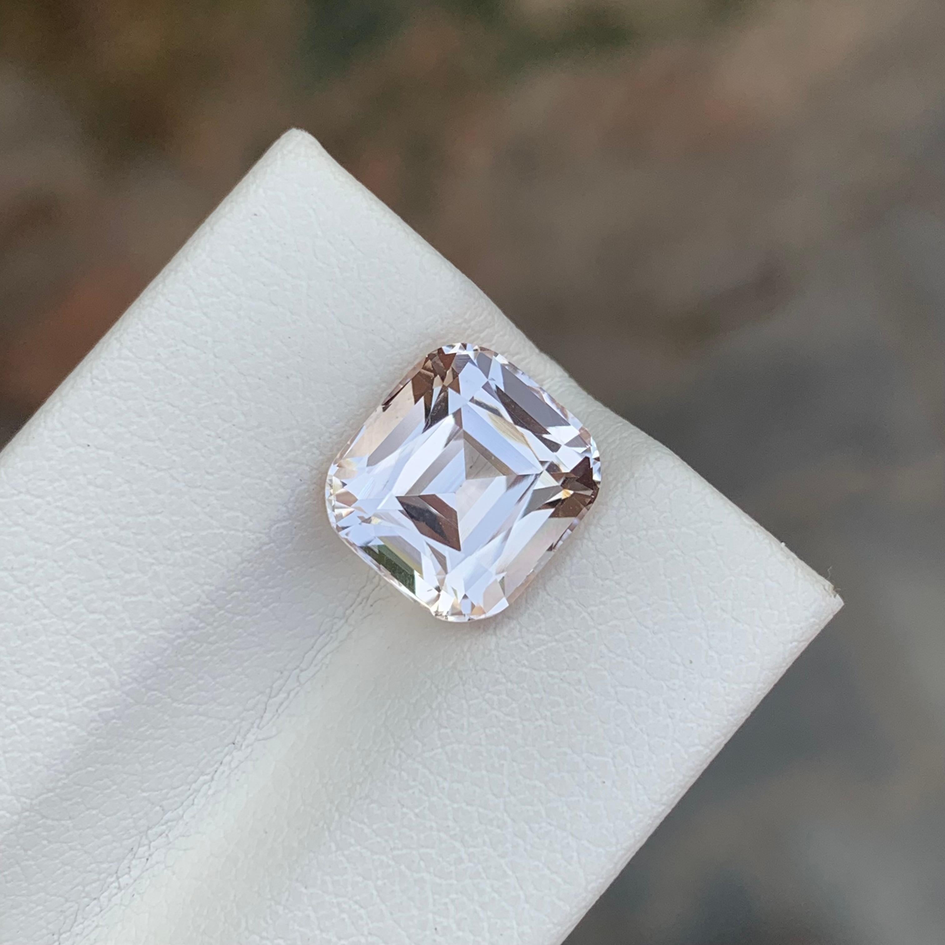 Arts and Crafts Morganite naturelle taille coussin dorée claire de 4,35 carats en vente