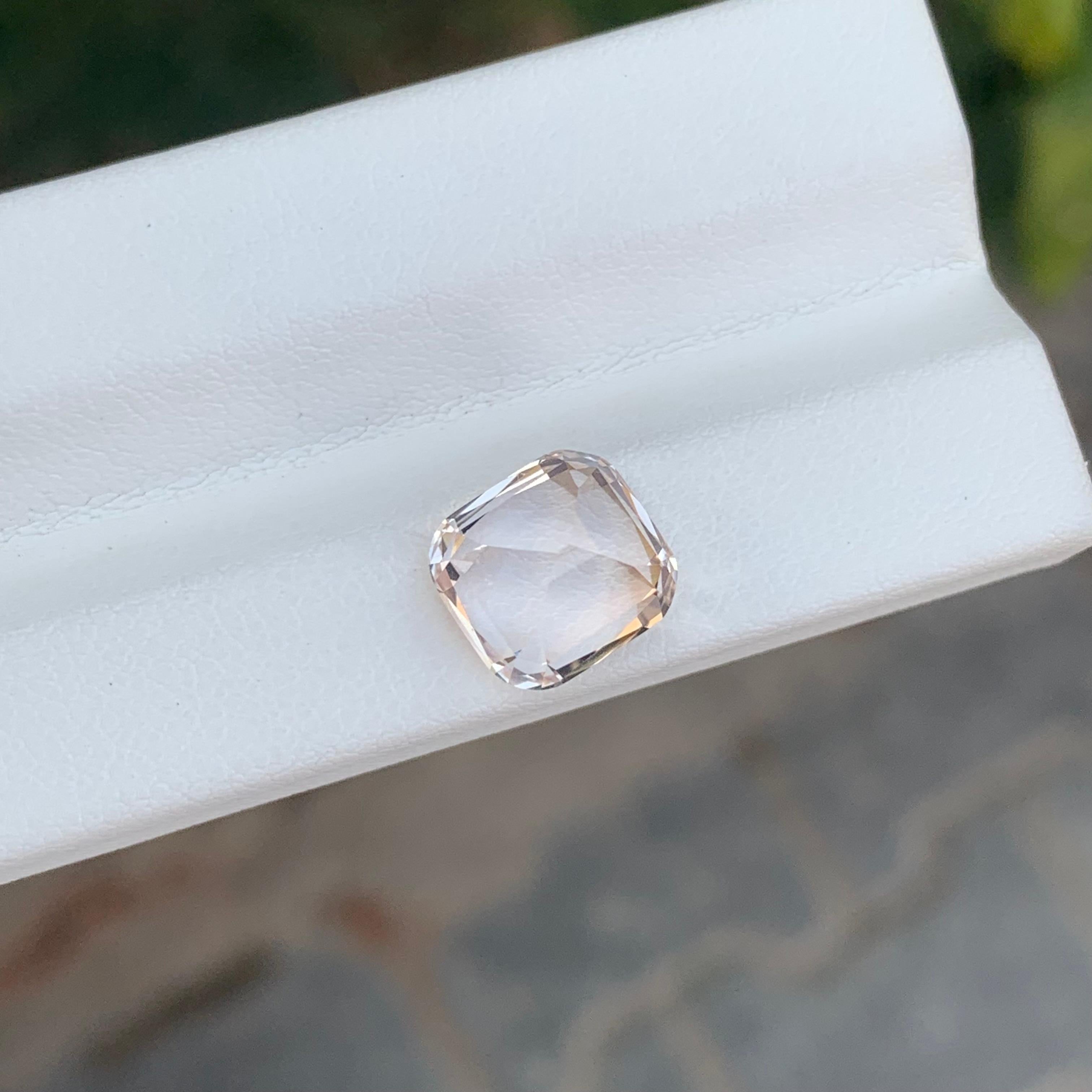 Morganite naturelle taille coussin dorée claire de 4,35 carats Unisexe en vente