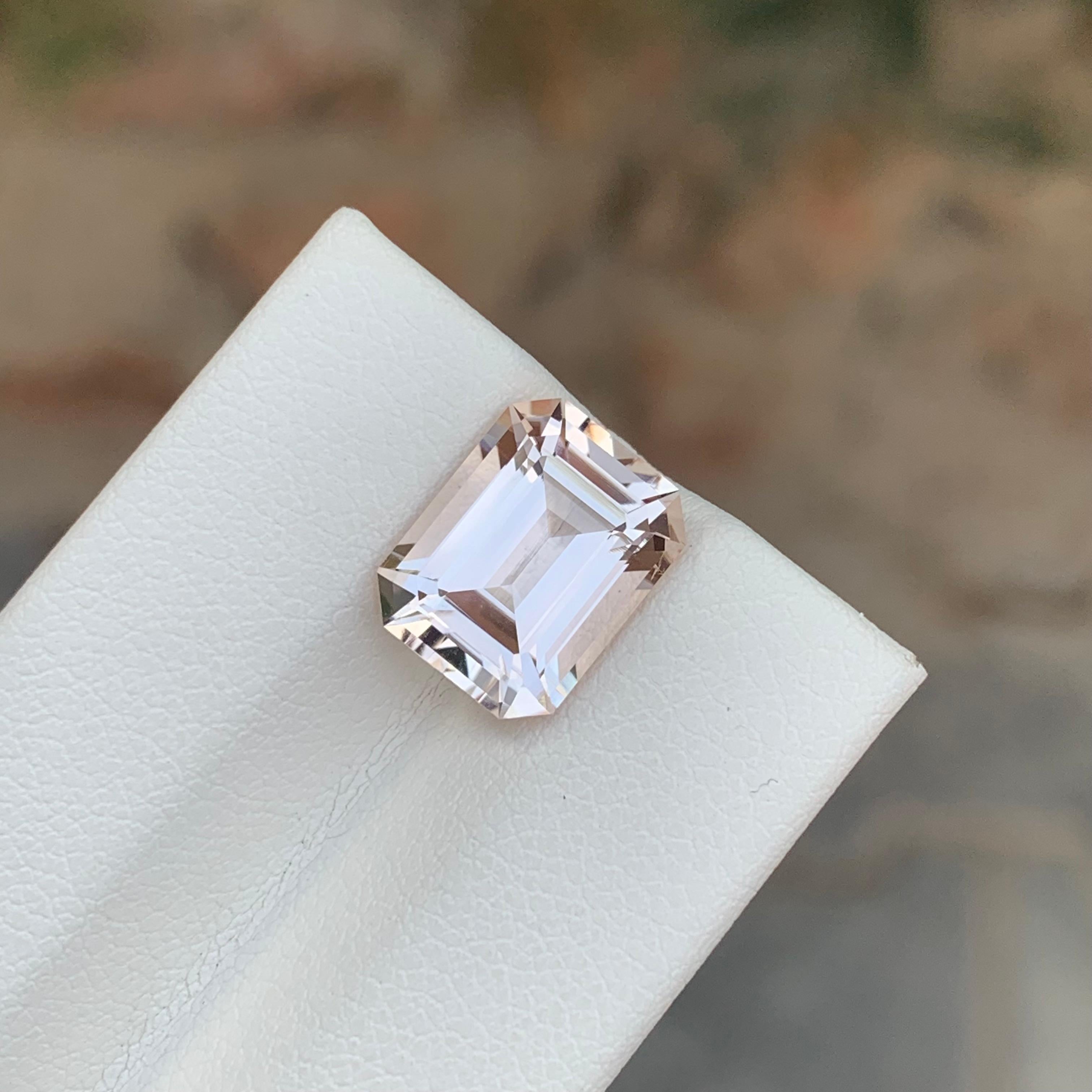 Edelstein-Typ : Morganit
Gewicht : 4,35 Karat
Abmessungen: 11,3 x 8,8 x 6,4 mm
Herkunft : Afghanistan
Form: Smaragd-Schliff
Farbe: Hellgold 
Zertifikat: Auf Anfrage

Man glaubt, dass Morganit denjenigen, die ihn tragen, Heilung, Mitgefühl und