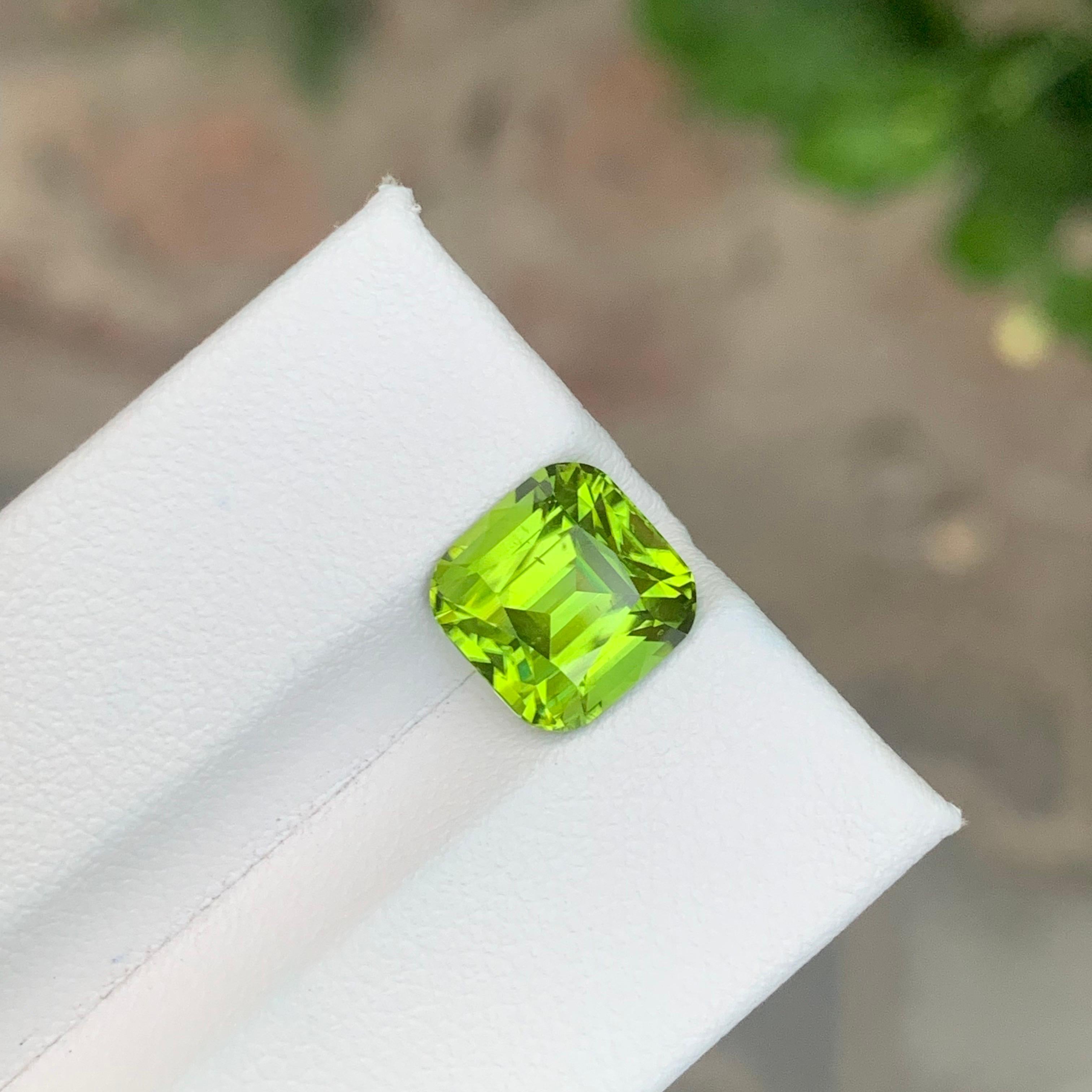 4.35 Karat natürlicher loser Peridot Cushion Shape Edelstein (Kissenschliff) im Angebot