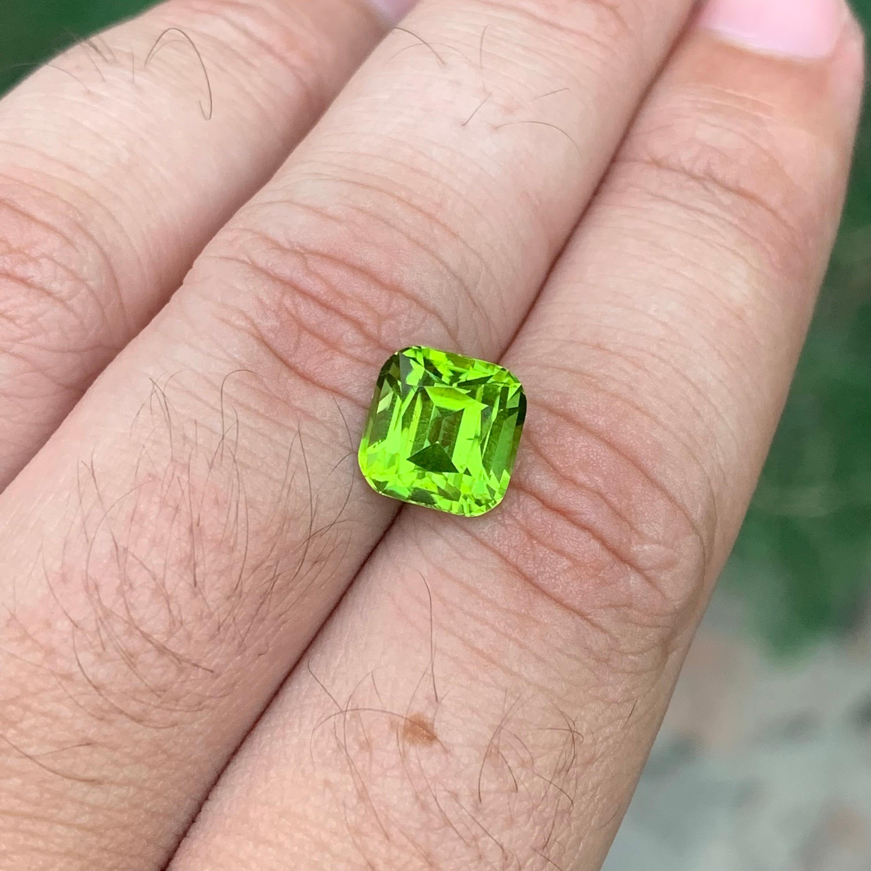 4.35 Karat natürlicher loser Peridot Cushion Shape Edelstein im Zustand „Neu“ im Angebot in Peshawar, PK