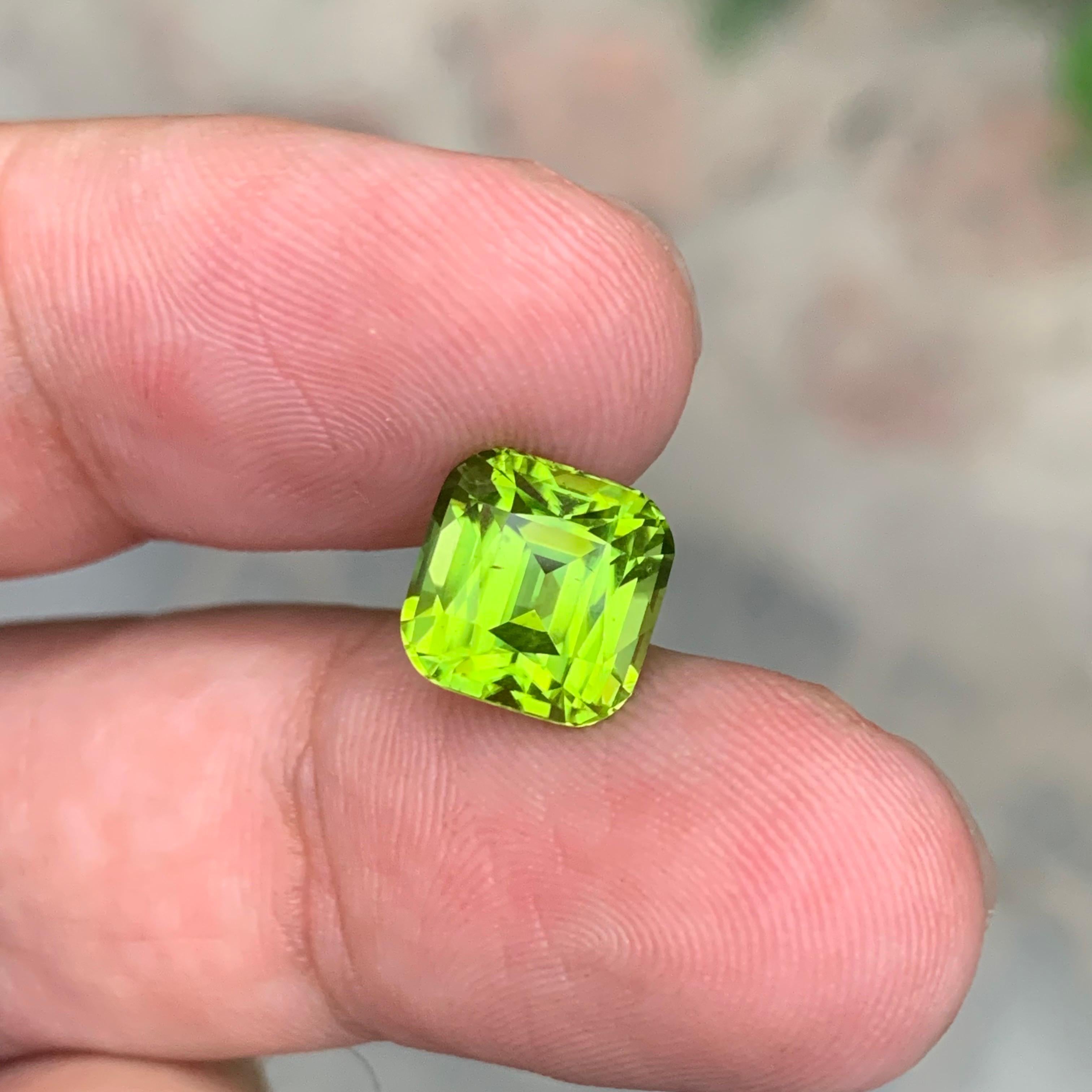 4.35 Karat natürlicher loser Peridot Cushion Shape Edelstein für Damen oder Herren im Angebot
