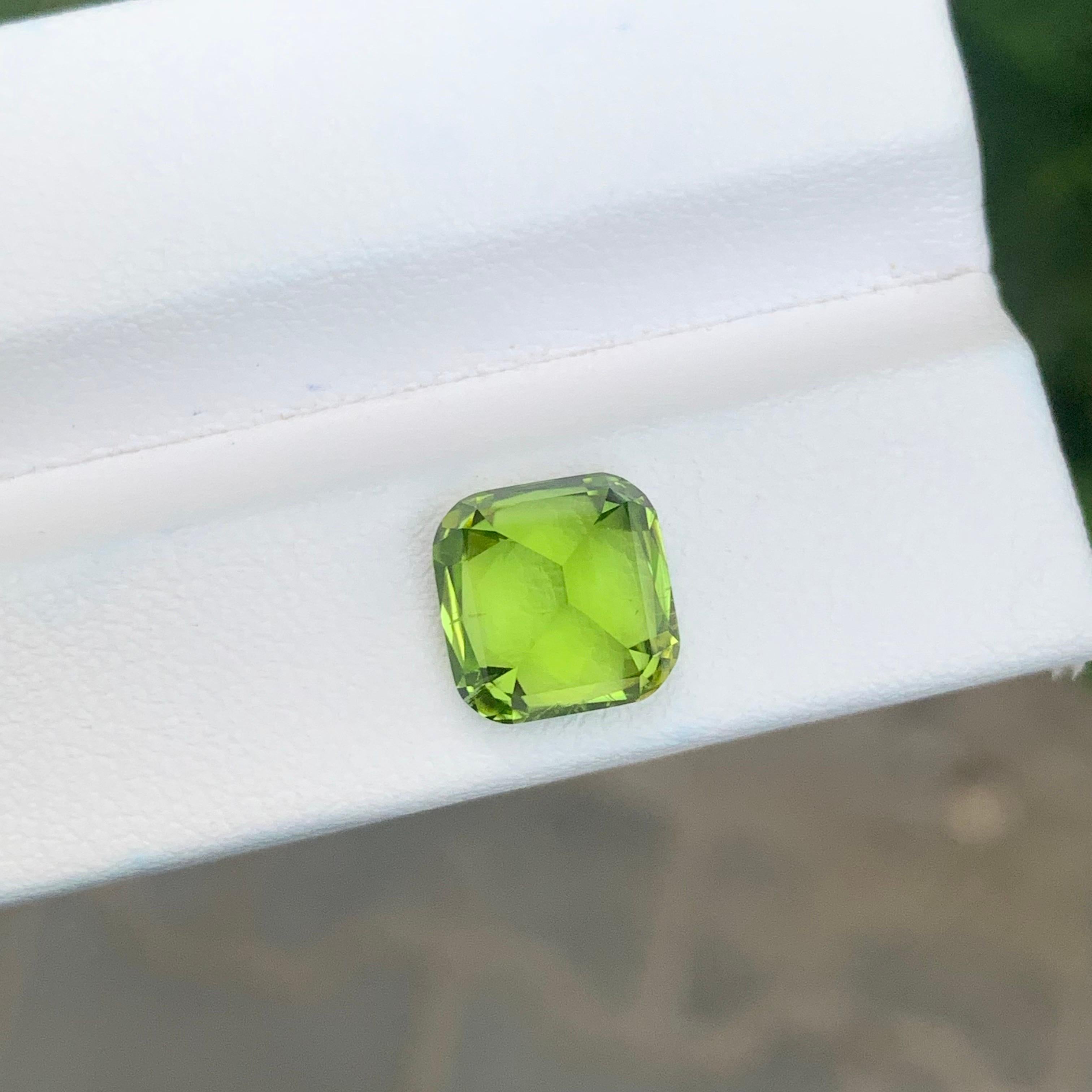 4.35 Karat natürlicher loser Peridot Cushion Shape Edelstein im Angebot 3