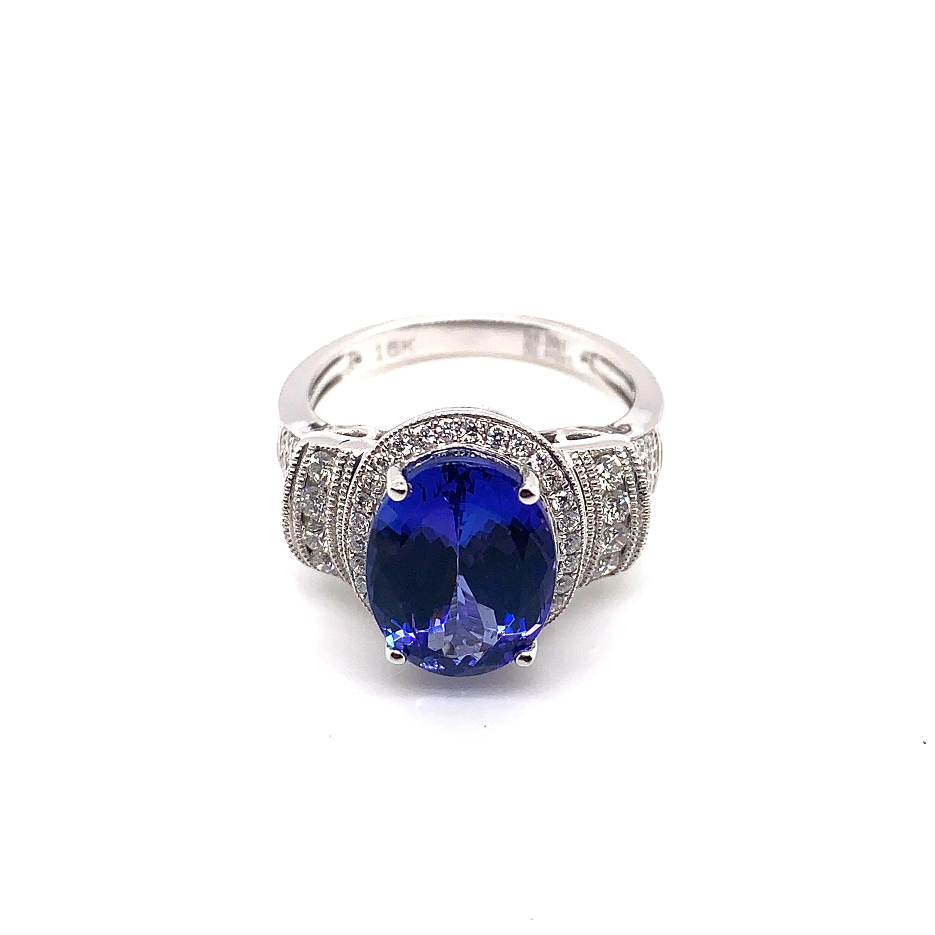 Bague classique en tanzanite en or blanc 18 carats avec diamants. 

Tanzanite : 4.35 carats de forme ovale.
Diamants : 0,44 carat, couleur G, pureté VS. 

Or : 5,082 g, or blanc 18 carats. 