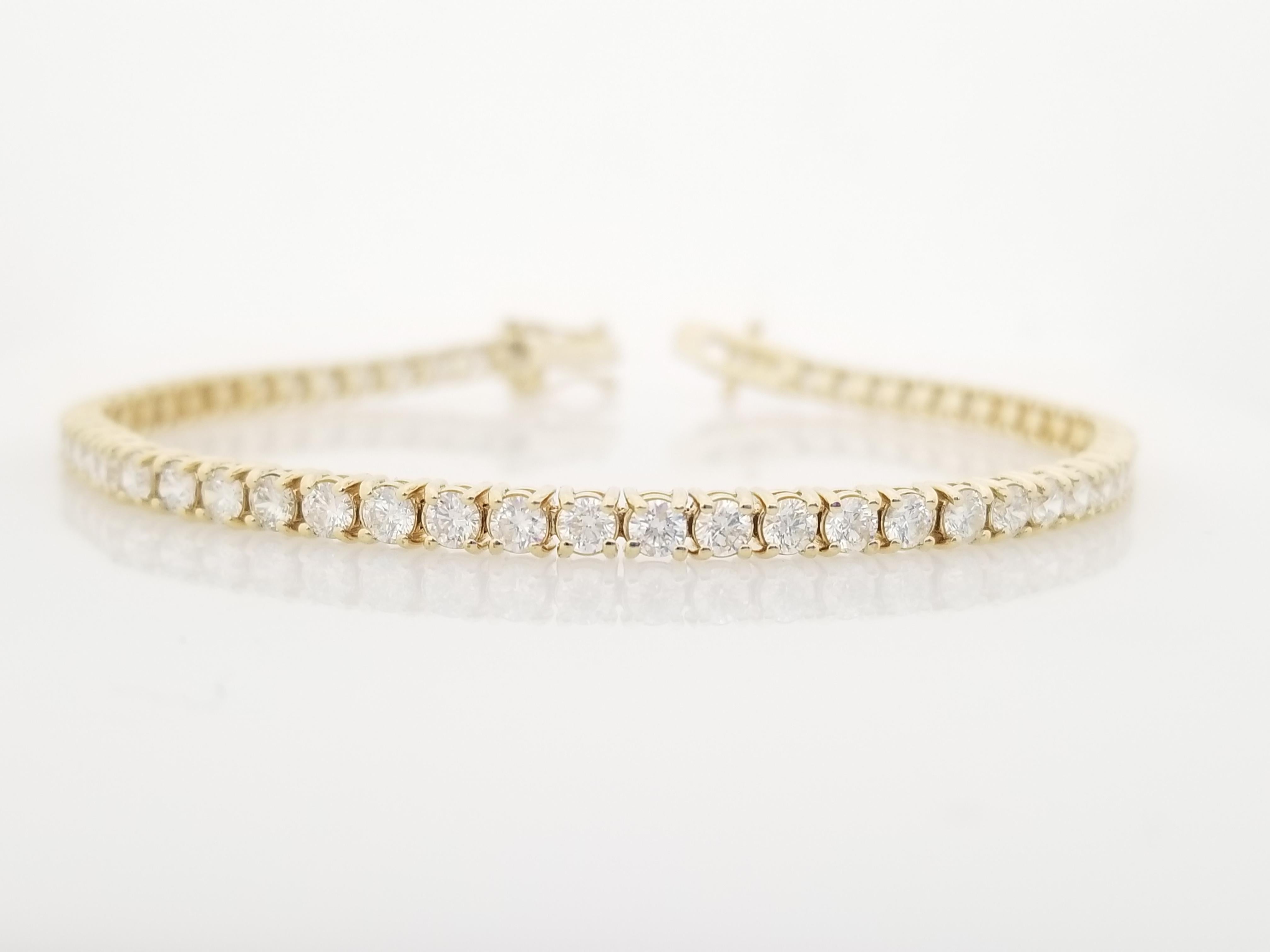 A quality tennis bracelet, round-brilliant cut diamonds. set on 14k yellow gold. each stone is set in a classic four-prong style for maximum light brilliance.
 
7 inch length.  
Average Color H
Average Clarity VS
3.2 mm wide.