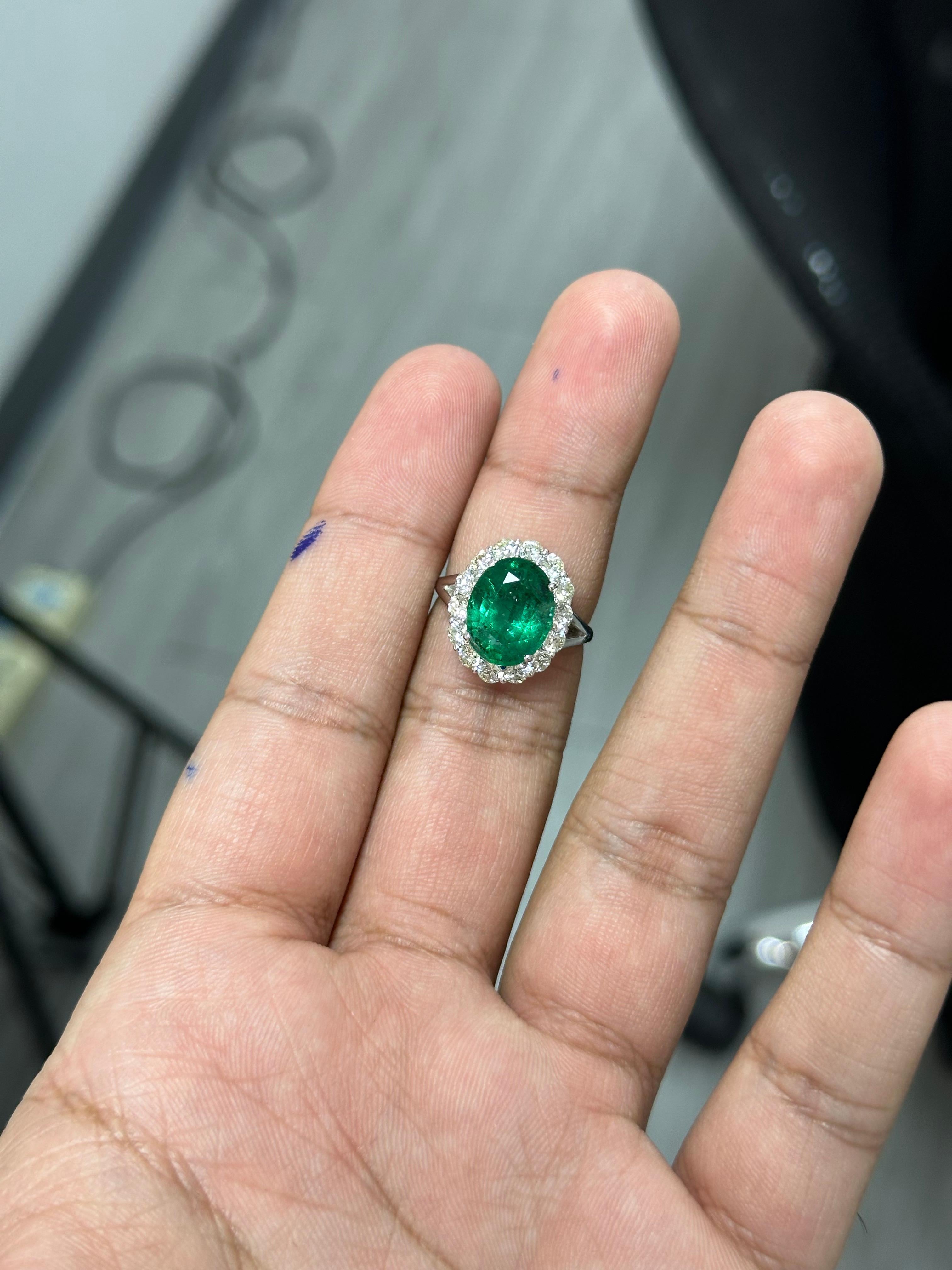 Dieser klassische Statement-Ring ist der Inbegriff von Luxus und Raffinesse!

In der Mitte dieses Meisterstücks liegt ein massiver und strahlender 4,35 Karat schwerer ovaler sambischer Smaragd. Der Smaragd, der für seine unvergleichliche Eleganz und