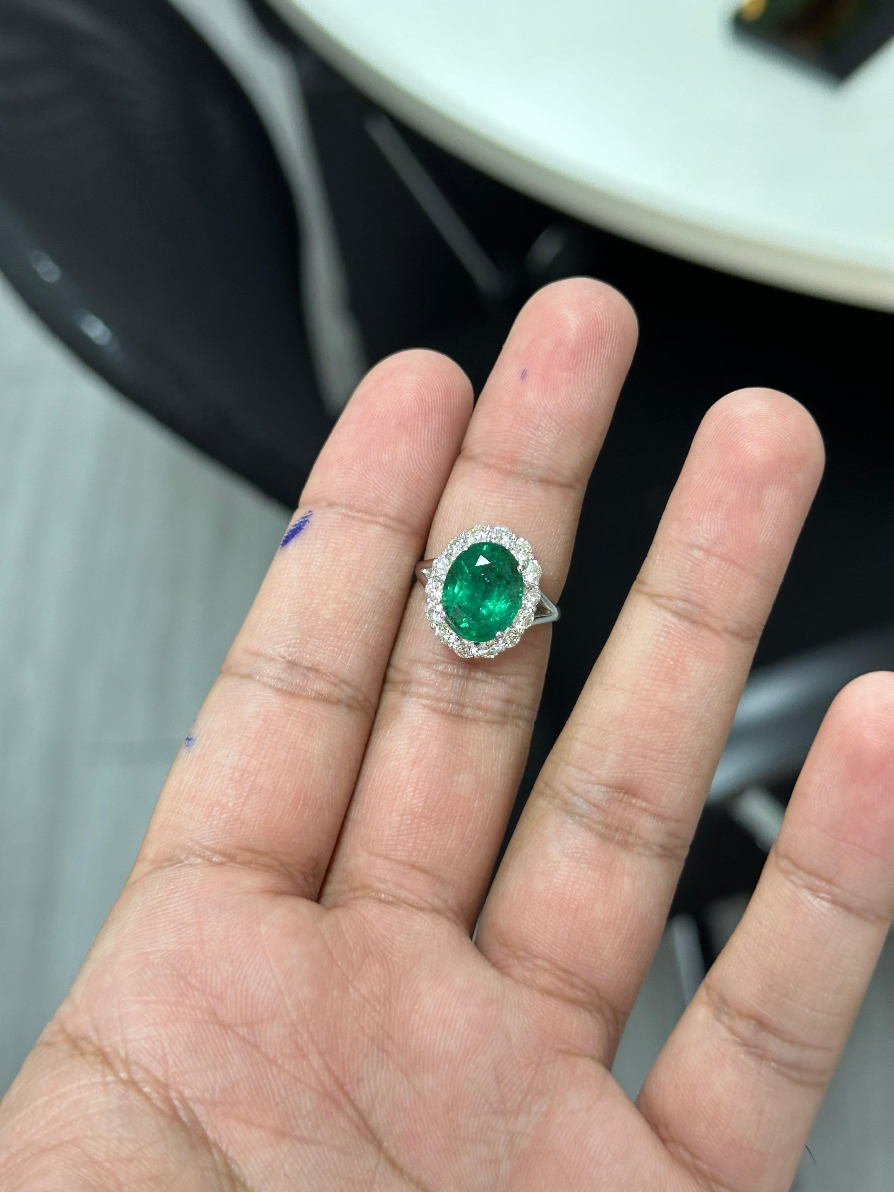 4,35 Karat sambischer Smaragd & OMC Diamantring aus 18 Karat Weißgold mit Diamanten (Viktorianisch) im Angebot