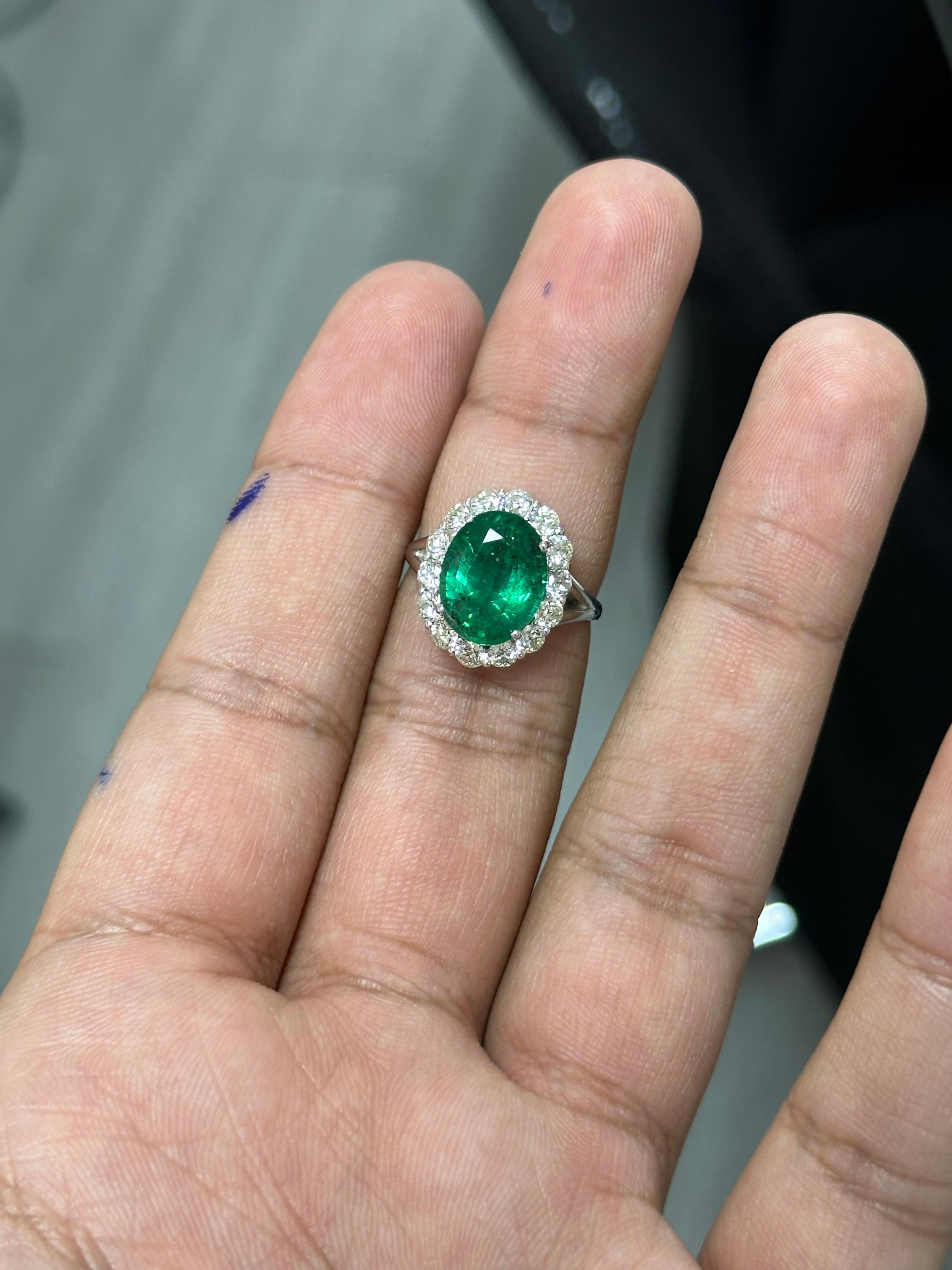 4,35 Karat sambischer Smaragd & OMC Diamantring aus 18 Karat Weißgold mit Diamanten (Ovalschliff) im Angebot