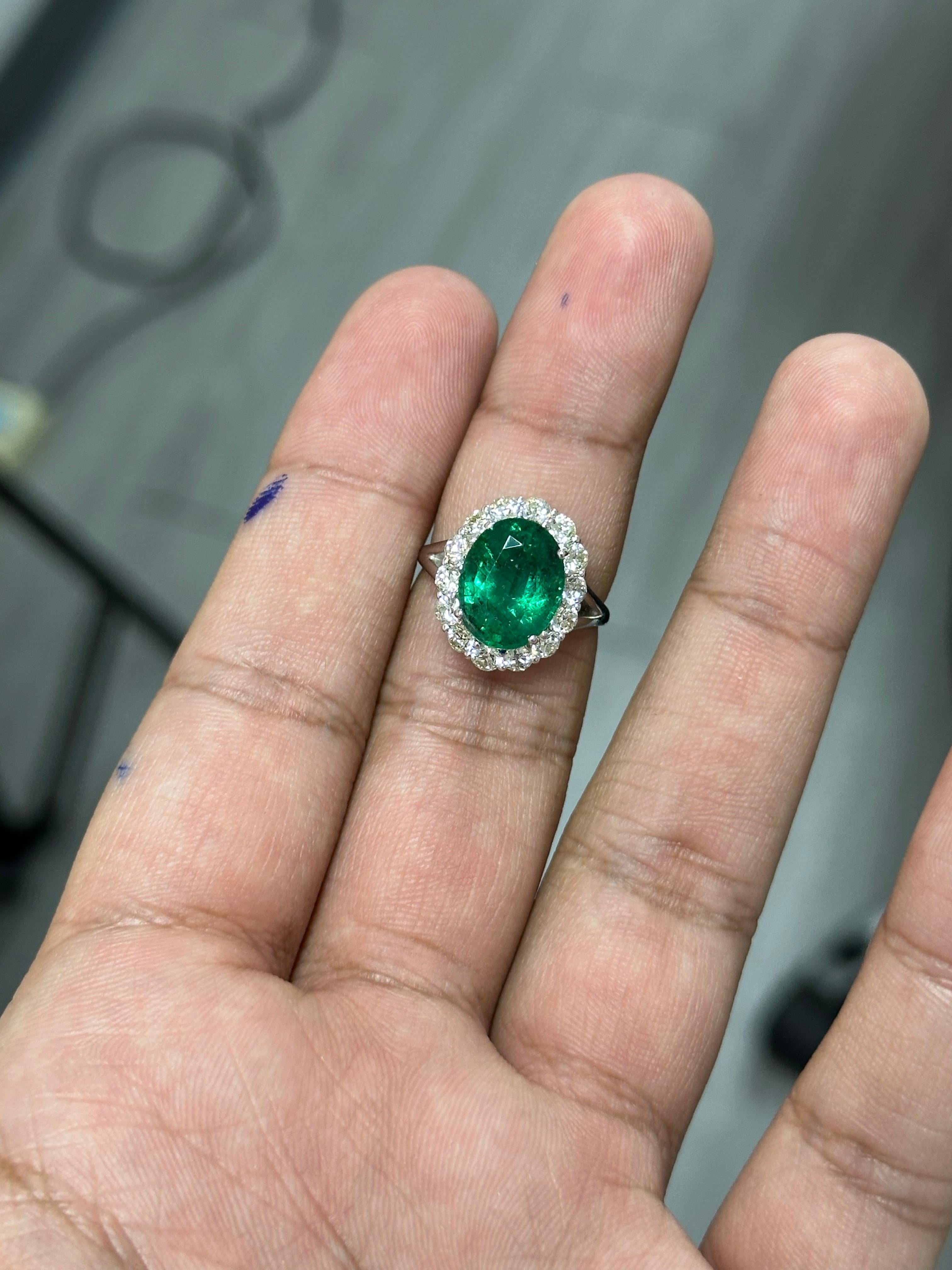 4,35 Karat sambischer Smaragd & OMC Diamantring aus 18 Karat Weißgold mit Diamanten im Zustand „Neu“ im Angebot in Bangkok, TH