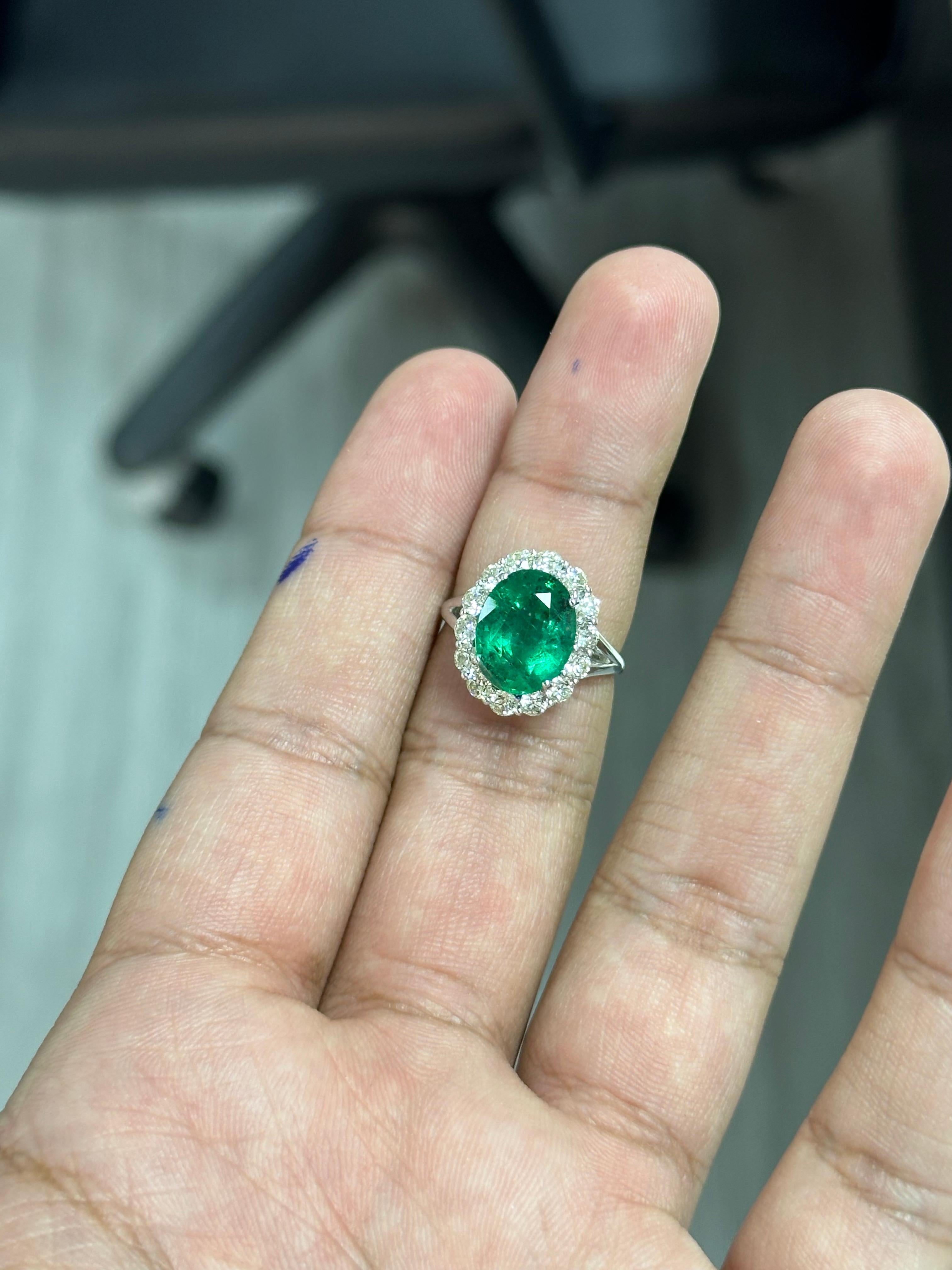 4,35 Karat sambischer Smaragd & OMC Diamantring aus 18 Karat Weißgold mit Diamanten Damen im Angebot