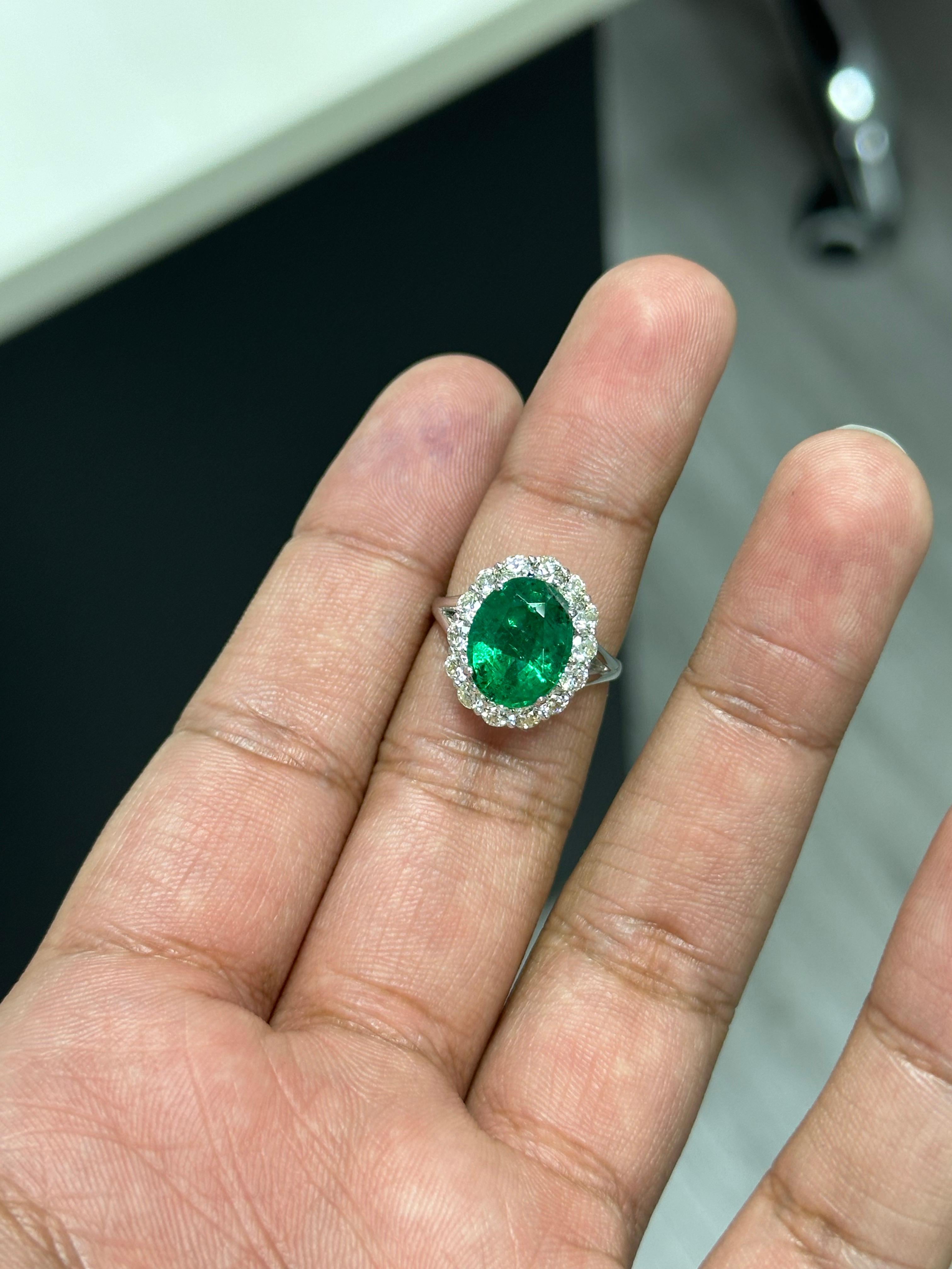 4,35 Karat sambischer Smaragd & OMC Diamantring aus 18 Karat Weißgold mit Diamanten im Angebot 2
