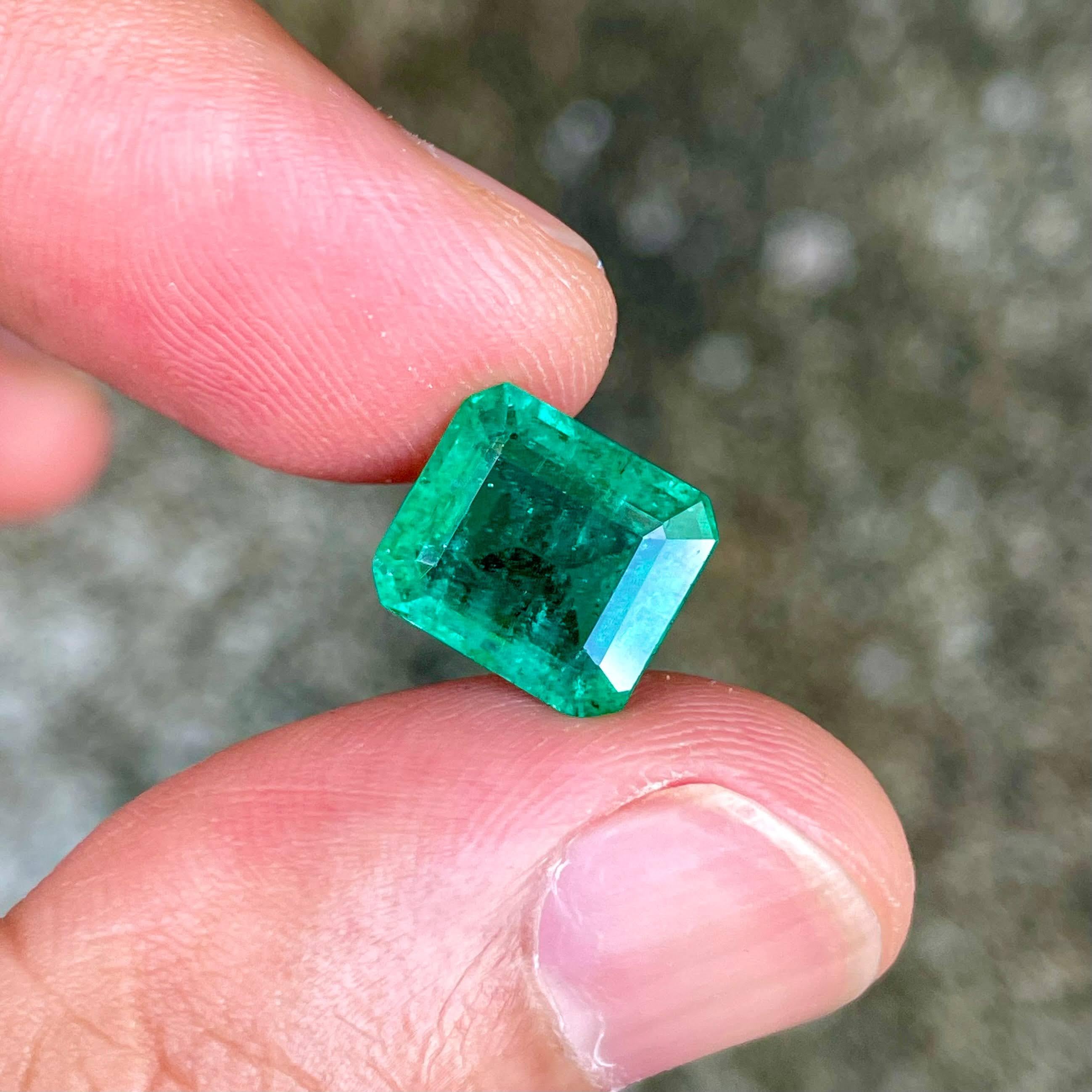 Gewicht 4,35 Karat 
Abmessungen 10,6x9,4x5,3 mm
Behandlung von Leichtöl 
Herkunft Sambia 
Klarheit SI
Form Achteck 
Smaragd schneiden 



Dieser atemberaubende Smaragd von 4.35 Karat ist ein natürlicher Edelstein aus Sambia, der für seine leuchtend