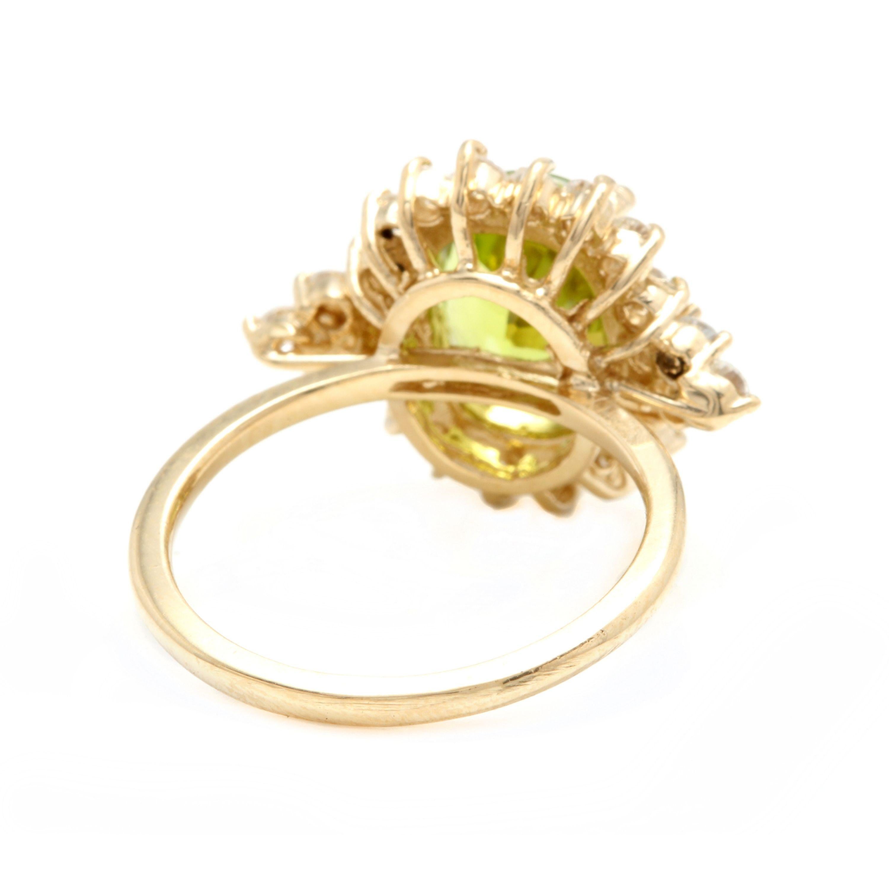 4.35 Carat Natural Peridot and Diamond 14 Karat Solid Yellow Gold Ring In New Condition For Sale In Los Angeles, CA