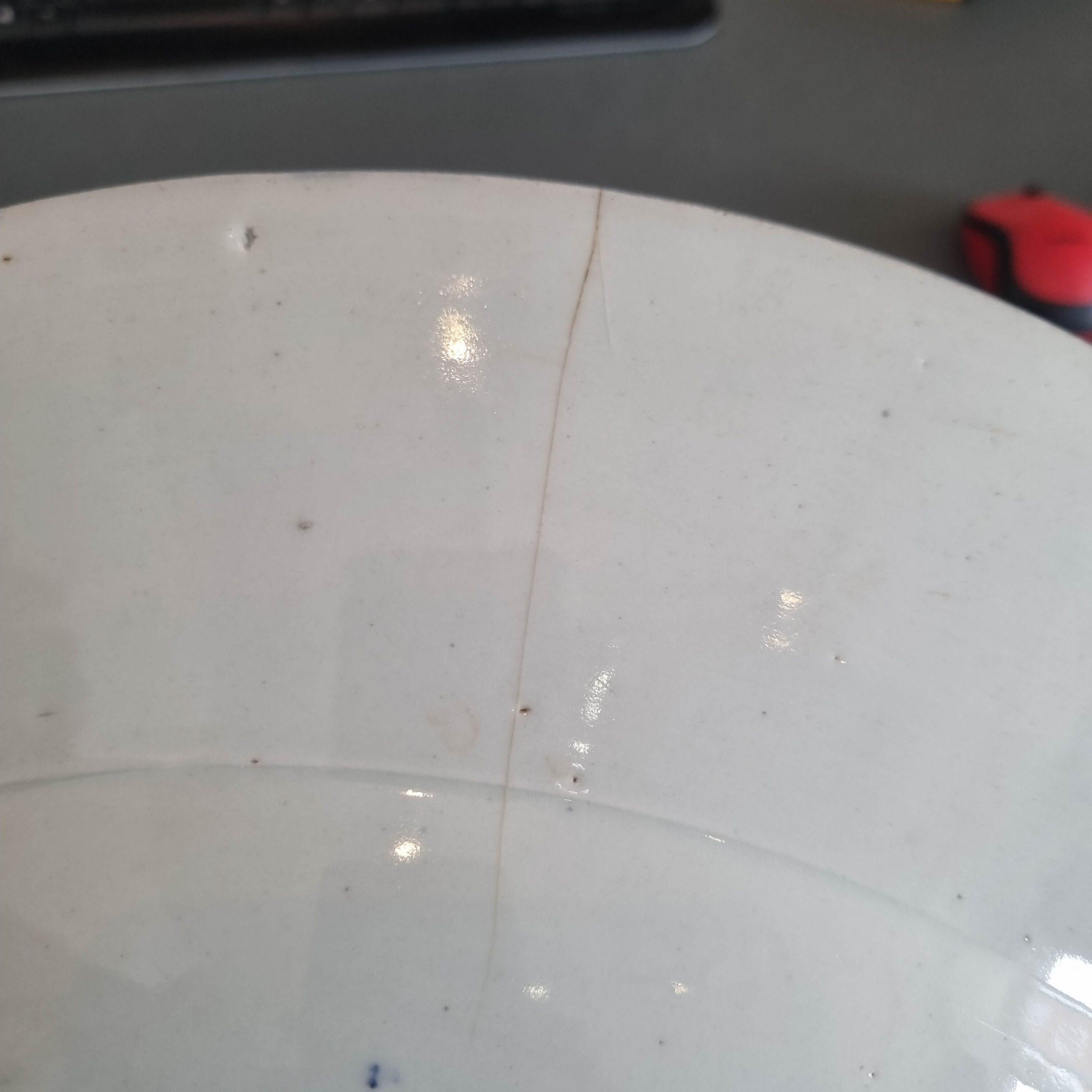 Un piatto blu e bianco molto bello, nello stile di pezzi simili del periodo Ming della fine del XVII secolo.
Decorato in blu sottosmalto. Sul piatto ci sono due uccelli su una roccia a terra che guardano due uccelli che volano sopra di loro. La